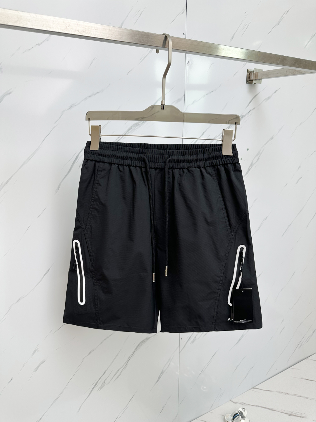 NO:471703,Bird Home 2025 Spring and Summer Latest Products, Special Counter Sale, Fashionable and Casual Shorts Imported Original Fabric, Extremely Complex Workmanship, Only Channel to Be Used as a Purchase-Agent, Classic Triangle Logo, Original Hardware and Auxiliary Decoration, Extremely High Level, Comfortable and Versatile, Handsome and Stylish, S-XXL, Jil Sander, Shorts, Alexander Wang19860909鸟家 2025春夏最新品,专柜同步有售,时尚休闲短裤 进口原版面料,做工极为复杂,唯一可以做代购级别的渠道狠货,经典三角标logo,原版五金辅料装饰,档次极高,舒适百搭,上身帅气有型,码数S—XXL,,jil sander,shorts,alexander wang,Men's clothing