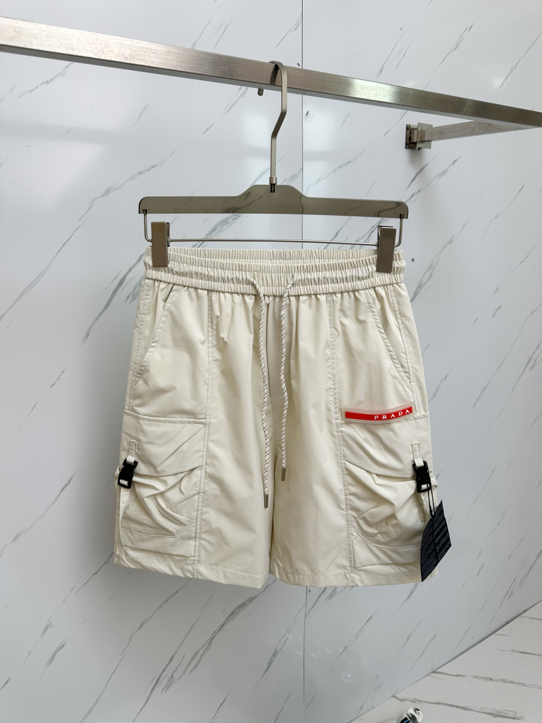 NO:430467,PRADA's latest spring and summer products in 2025, available at the same time for sale in the counter, fashionable and casual shorts. Imported original fabrics, extremely complex workmanship, the only channel that can be used as a purchasing agent level, classic triangle logo, original hardware and auxiliary materials decoration, extremely high grade, comfortable and versatile, handsome and stylish upper body, S-XXL,,prada, shorts, alexander wang19860909PRADA 2025春夏最新品,专柜同步有售,时尚休闲短裤 进口原版面料,做工极为复杂,唯一可以做代购级别的渠道狠货,经典三角标logo,原版五金辅料装饰,档次极高,舒适百搭,上身帅气有型,码数S—XXL,,prada,shorts,alexander wang,Men's clothing