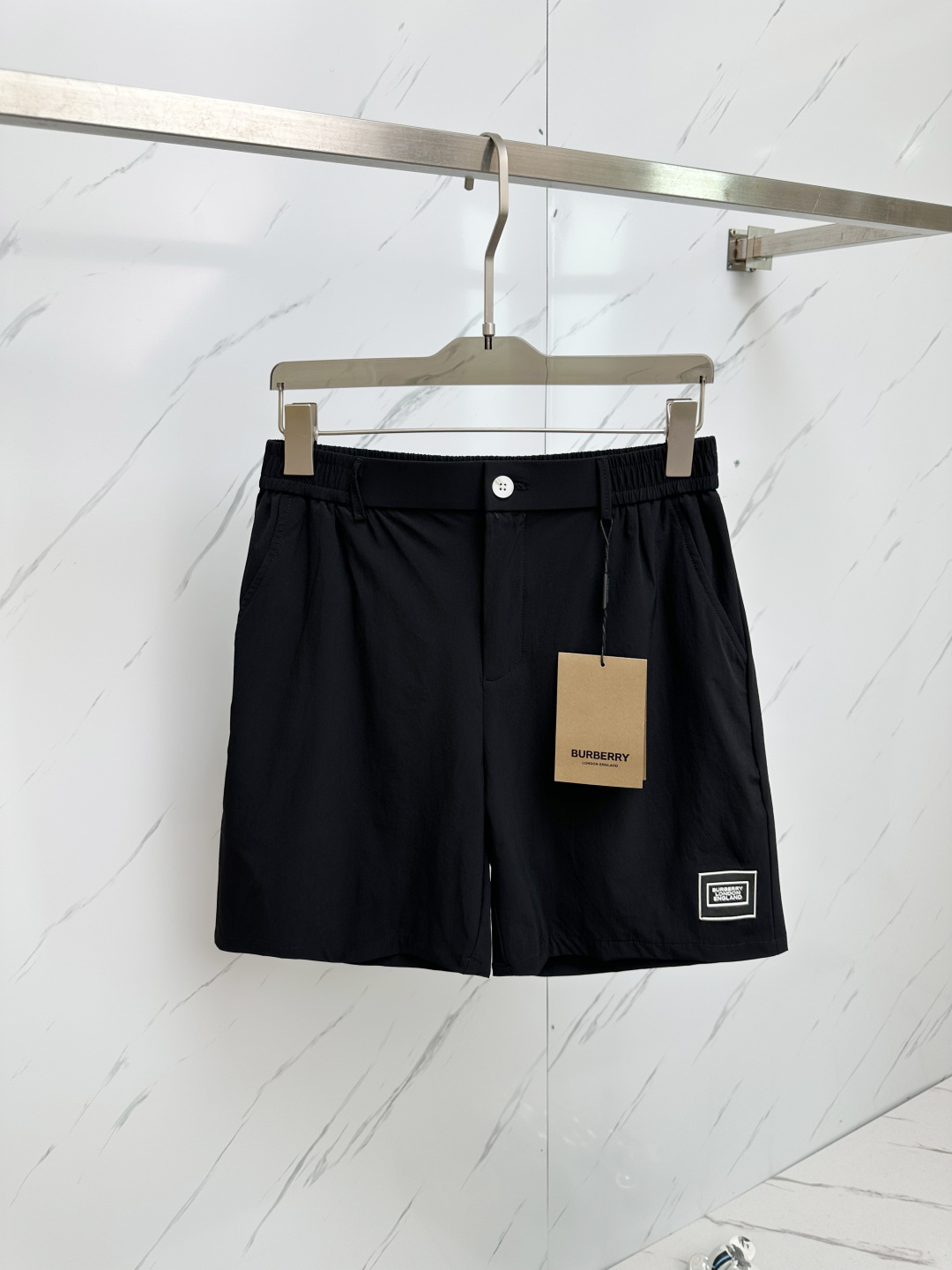 NO:471717,BURB 2025 Spring and Summer Latest Products, Special Counter Sale, Fashionable and Casual Shorts Imported Original Fabric, Extremely Complex Workmanship, Only the only channel to be used as a purchasing agent, classic triangle logo, original hardware and auxiliary materials decoration, extremely high grade, comfortable and versatile, handsome and stylish upper body, code M-3XL, burberry, shorts, alexander wang19860909BURB 2025春夏最新品,专柜同步有售,时尚休闲短裤 进口原版面料,做工极为复杂,唯一可以做代购级别的渠道狠货,经典三角标logo,原版五金辅料装饰,档次极高,舒适百搭,上身帅气有型,码数M—3XL,,burberry,shorts,alexander wang,Men's clothing