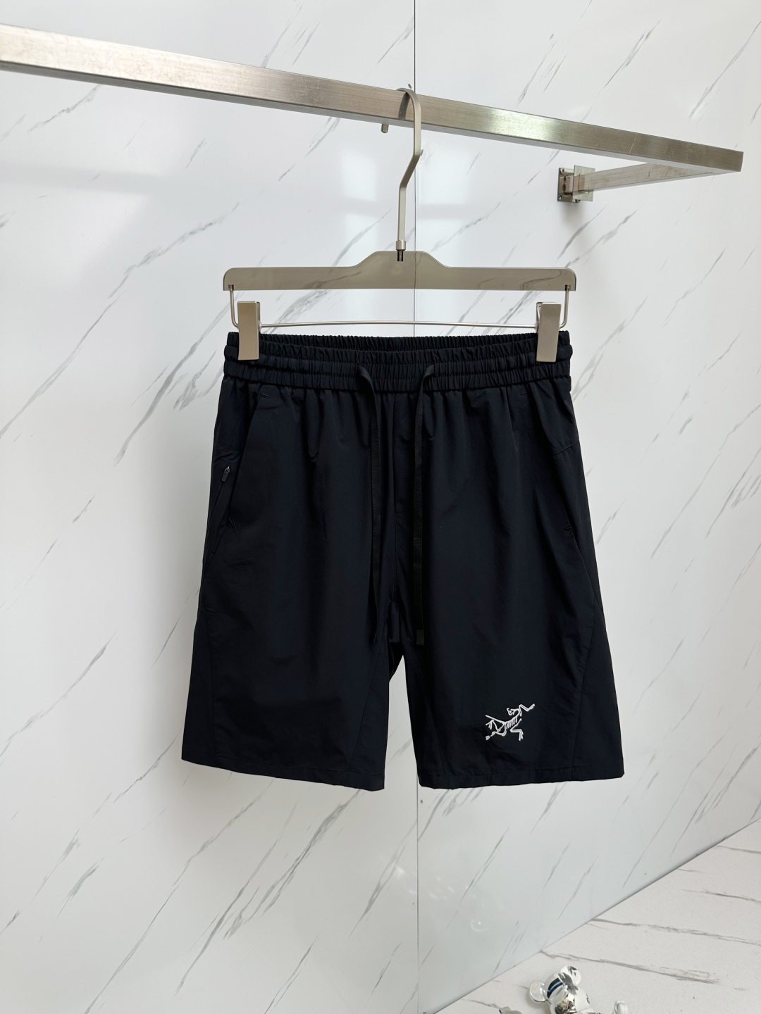 NO:430490,Home 2025 Spring and Summer Latest Products, Special Counter Sale, Fashionable and Casual Shorts Imported Original Fabric, Extremely Complex Workmanship, Only Channel to Be Used as a Purchase-Agent, Classic Triangle Logo, Original Hardware and Auxiliary Decoration, Extremely High Level, Comfortable and Versatile, Handsome and Stylish, Number M-3XL, Shorts, Alexander Wang19860909家 2025春夏最新品,专柜同步有售,时尚休闲短裤 进口原版面料,做工极为复杂,唯一可以做代购级别的渠道狠货,经典三角标logo,原版五金辅料装饰,档次极高,舒适百搭,上身帅气有型,码数M—3XL,,shorts,alexander wang,Men's clothing