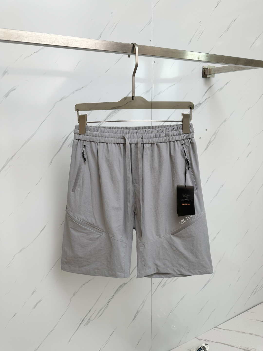 NO:430486,Bird Home 2025 Spring and Summer Latest Products, Special Counter Sale, Fashionable and Casual Shorts Imported Original Fabric, Extremely Complex Workmanship, Only Channel to Be Used as a Purchase-Agent, Classic Triangle Logo, Original Hardware and Auxiliary Decoration, Extremely High Level, Comfortable and Versatile, Handsome and Stylish, Number M-3XL,, jil sander, shorts, alexander wang19860909鸟家 2025春夏最新品,专柜同步有售,时尚休闲短裤 进口原版面料,做工极为复杂,唯一可以做代购级别的渠道狠货,经典三角标logo,原版五金辅料装饰,档次极高,舒适百搭,上身帅气有型,码数M—3XL,,jil sander,shorts,alexander wang,Men's clothing