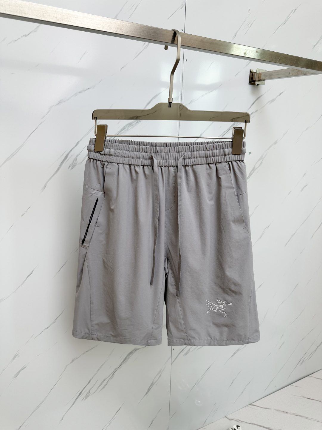 NO:430461,Bird Home 2025 Spring and Summer Latest Products, Special Counter Sale, Fashionable and Casual Shorts Imported Original Fabric, Extremely Complex Workmanship, Only Channel to Be Used as a Purchase-Agent, Classic Triangle Logo, Original Hardware and Auxiliary Decoration, Extremely High Level, Comfortable and Versatile, Handsome and Stylish, S-XXL, Jil Sander, Shorts, Alexander Wang19860909鸟家 2025春夏最新品,专柜同步有售,时尚休闲短裤 进口原版面料,做工极为复杂,唯一可以做代购级别的渠道狠货,经典三角标logo,原版五金辅料装饰,档次极高,舒适百搭,上身帅气有型,码数S—XXL,,jil sander,shorts,alexander wang,Men's clothing