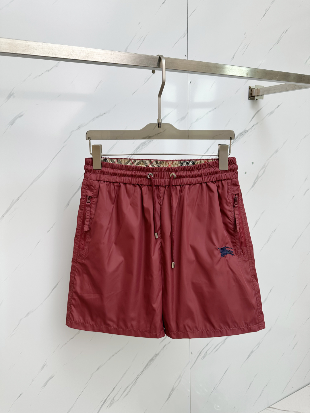 NO:430481,BURB 2025 Spring and Summer Latest Products, Special Counter Sale, Fashionable and Casual Shorts Imported Original Fabric, Extremely Complex Workmanship, Only the only channel to be used as a purchasing agent, classic triangle logo, original hardware and auxiliary materials decoration, extremely high grade, comfortable and versatile, handsome and stylish upper body, code M-3XL, burberry, shorts, alexander wang19860909BURB 2025春夏最新品,专柜同步有售,时尚休闲短裤 进口原版面料,做工极为复杂,唯一可以做代购级别的渠道狠货,经典三角标logo,原版五金辅料装饰,档次极高,舒适百搭,上身帅气有型,码数M—3XL,,burberry,shorts,alexander wang,Men's clothing