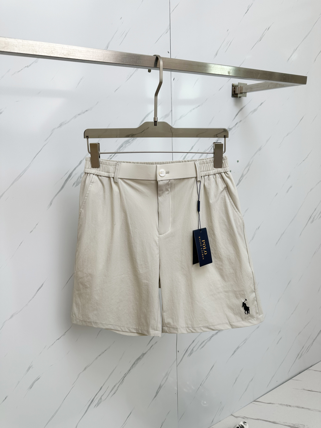 NO:430476,The latest products in spring and summer 2025, available at the counter at the same time, fashionable and casual shorts. Imported original fabrics, extremely complex workmanship, the only channel that can be used as a purchasing agent, classic triangle logo, original hardware and auxiliary materials decoration, extremely high grade, comfortable and versatile, handsome and stylish upper body, code number M-3XL, shorts, alexander wang198609092025春夏最新品,专柜同步有售,时尚休闲短裤 进口原版面料,做工极为复杂,唯一可以做代购级别的渠道狠货,经典三角标logo,原版五金辅料装饰,档次极高,舒适百搭,上身帅气有型,码数M—3XL,,shorts,alexander wang,Men's clothing