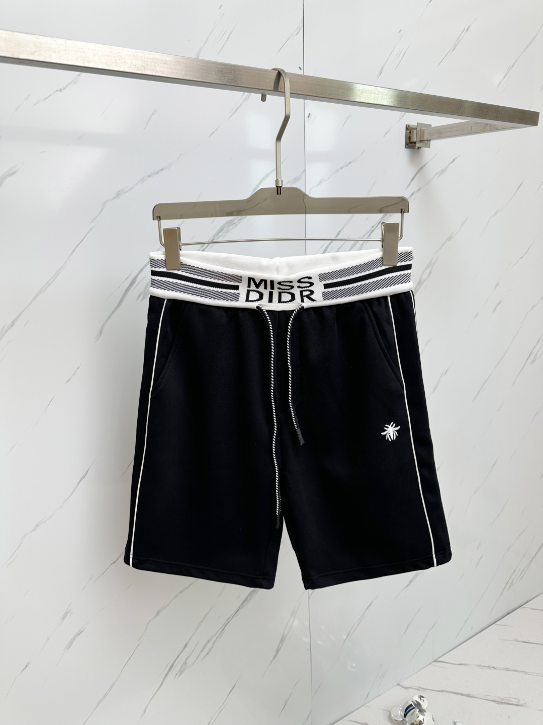 NO:430472,DIOR 2025 spring and summer latest products, available at the counter at the same time, fashionable and casual shorts imported original fabrics, extremely complex workmanship, the only channel that can be used as a purchasing agent level, classic triangle logo, original hardware and auxiliary materials decoration, extremely high grade, comfortable and versatile, handsome and stylish upper body, code number M-3XL,,dior, shorts, alexander wang19860909DIOR 2025春夏最新品,专柜同步有售,时尚休闲短裤 进口原版面料,做工极为复杂,唯一可以做代购级别的渠道狠货,经典三角标logo,原版五金辅料装饰,档次极高,舒适百搭,上身帅气有型,码数M—3XL,,dior,shorts,alexander wang,Men's clothing