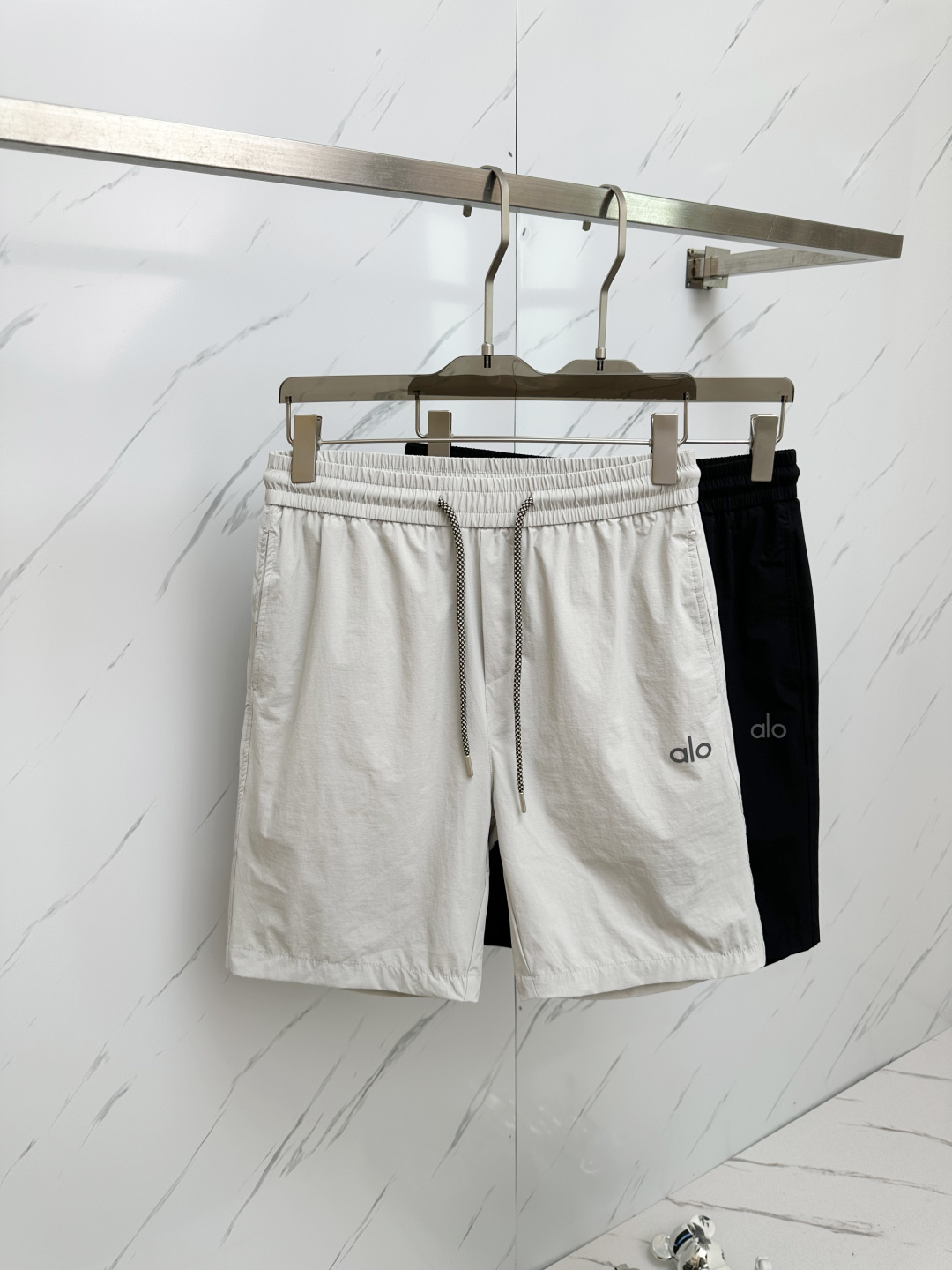 NO:471696,DIOR 2025 spring and summer latest products, available at the counter at the same time, fashionable and casual shorts imported original fabrics, extremely complex workmanship, the only channel that can be used as a purchasing agent level, classic triangle logo, original hardware and auxiliary materials decoration, extremely high grade, comfortable and versatile, handsome and stylish upper body, code number M-3XL,,dior, shorts, alexander wang19860909DIOR 2025春夏最新品,专柜同步有售,时尚休闲短裤 进口原版面料,做工极为复杂,唯一可以做代购级别的渠道狠货,经典三角标logo,原版五金辅料装饰,档次极高,舒适百搭,上身帅气有型,码数M—3XL,,dior,shorts,alexander wang,Men's clothing