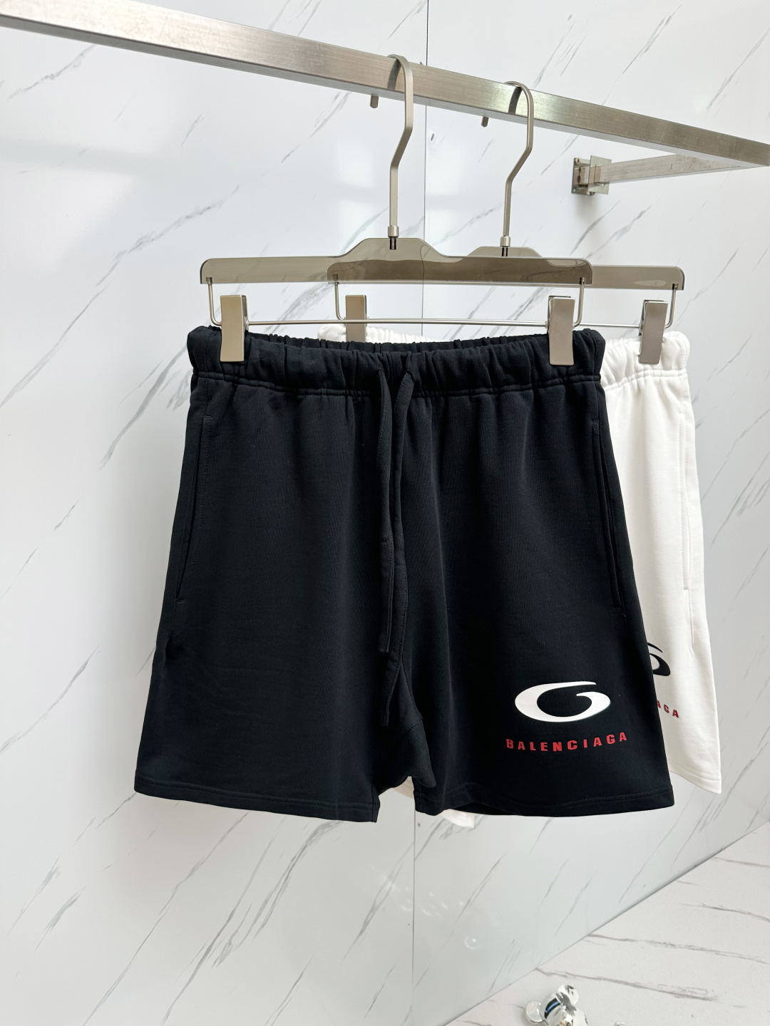 NO:430455,BAL 2025 spring and summer latest products, special counters are available at the same time, fashionable and casual shorts imported original fabrics, extremely complex workmanship, the only channel that can be used as a purchasing agent level, classic triangle logo, original hardware and auxiliary materials decoration, extremely high grade, comfortable and versatile, handsome and stylish upper body, S-XL, shorts, alexander wang19860909BAL 2025春夏最新品,专柜同步有售,时尚休闲短裤 进口原版面料,做工极为复杂,唯一可以做代购级别的渠道狠货,经典三角标logo,原版五金辅料装饰,档次极高,舒适百搭,上身帅气有型,码数S—XL,,shorts,alexander wang,Men's clothing