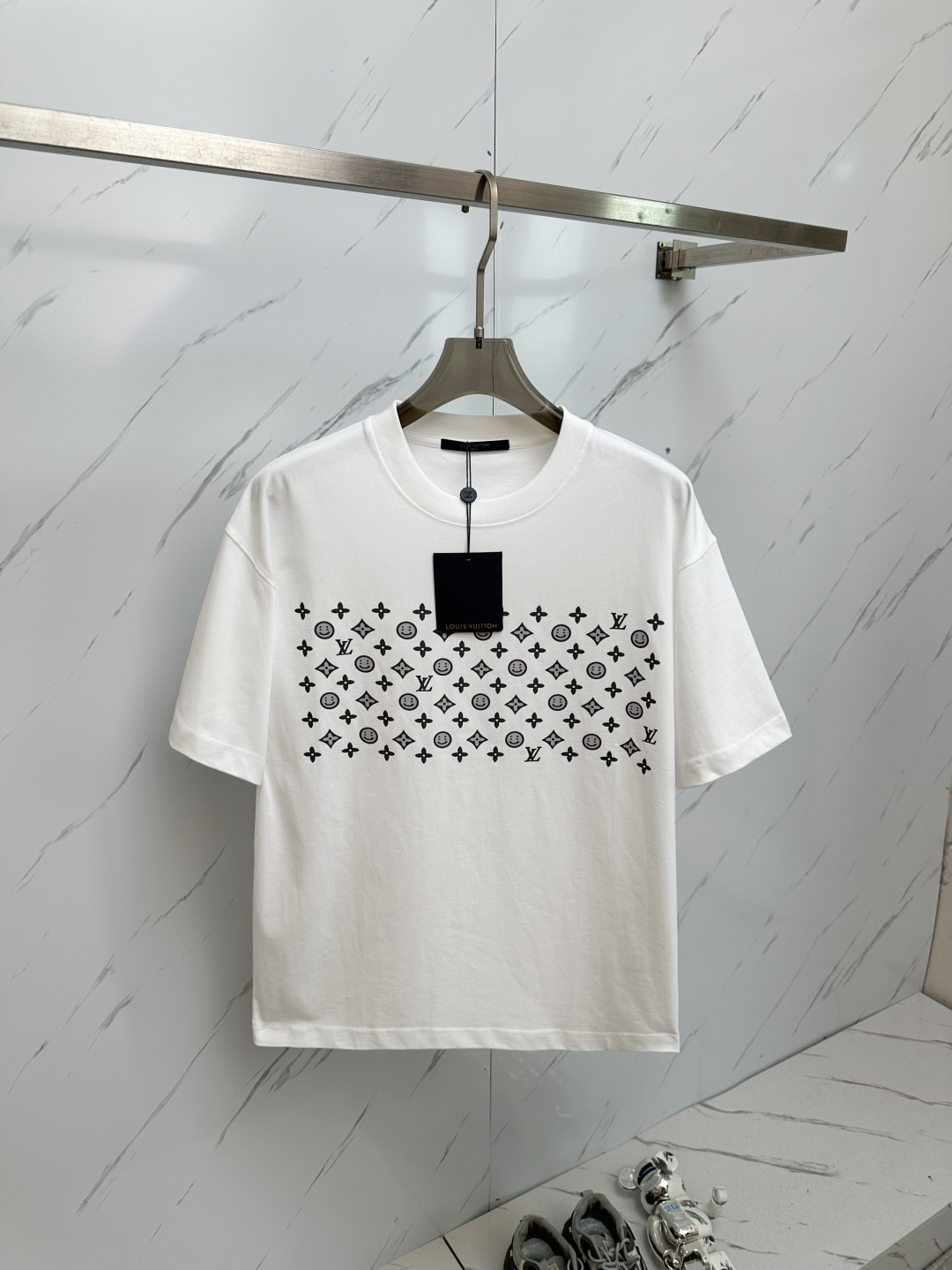 NO:430483,LV 2025 spring and summer new style first-time counter latest short-sleeved round-neck T-shirt, high-end customization, avant-garde and fashionable design!  Brand logo heavy craft design, high-end customized 280g fabric, soft feel, comfortable to wear, exquisite counter-level car line, fine workmanship, invincible and handsome upper body effect!  A must-have item for handsome men!  Color code number S-2XL, louis vuitton, T-shirt,tees, t-shirt,alexander wang19860909LV 2025春夏新款首发专柜最新款短袖圆领T恤 高端订制 设计前卫时尚！品牌logo重工艺设计 高端定制280克面料.手感柔软.穿着舒适.专柜级别精致车线.做工精细.上身效果无敌帅气！型男必备单品！颜色码数S—2XL,,louis vuitton,T-shirt,tees，t-shirt,alexander wang,Men's clothing