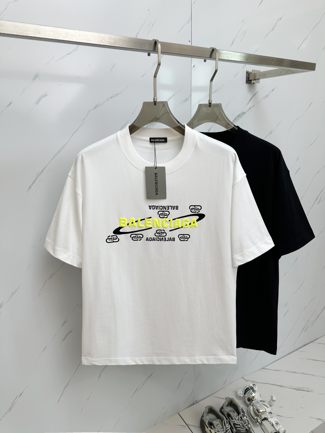 NO:430437,BAL's new spring and summer new style first-time counter has the latest short-sleeved round-neck T-shirt with high-end customization and avant-garde and fashionable design!  Brand logo heavy craft design, high-end customized 280g fabric, soft feel, comfortable to wear, exquisite counter-level car line, fine workmanship, invincible and handsome upper body effect!  A must-have item for handsome men!  Color code S—2XL, T-shirt,tees,t-shirt,alexander wang19860909BAL 2025春夏新款首发专柜最新款短袖圆领T恤 高端订制 设计前卫时尚！品牌logo重工艺设计 高端定制280克面料.手感柔软.穿着舒适.专柜级别精致车线.做工精细.上身效果无敌帅气！型男必备单品！颜色码数S—2XL,,T-shirt,tees，t-shirt,alexander wang,Men's clothing