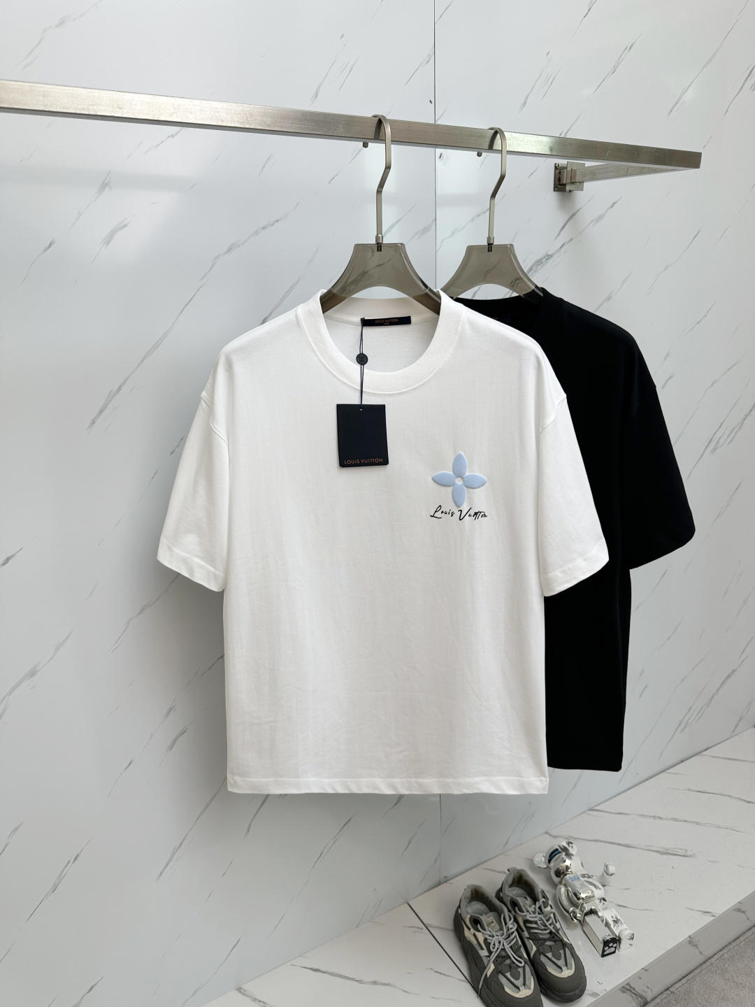 NO:430447,LV 2025 spring and summer new style first-time counter latest short-sleeved round-neck T-shirt, high-end customization, avant-garde and fashionable design!  Brand logo heavy craft design, high-end customized 280g fabric, soft feel, comfortable to wear, exquisite counter-level car line, fine workmanship, invincible and handsome upper body effect!  A must-have item for handsome men!  Color code number S-2XL, louis vuitton, T-shirt,tees, t-shirt,alexander wang19860909LV 2025春夏新款首发专柜最新款短袖圆领T恤 高端订制 设计前卫时尚！品牌logo重工艺设计 高端定制280克面料.手感柔软.穿着舒适.专柜级别精致车线.做工精细.上身效果无敌帅气！型男必备单品！颜色码数S—2XL,,louis vuitton,T-shirt,tees，t-shirt,alexander wang,Men's clothing