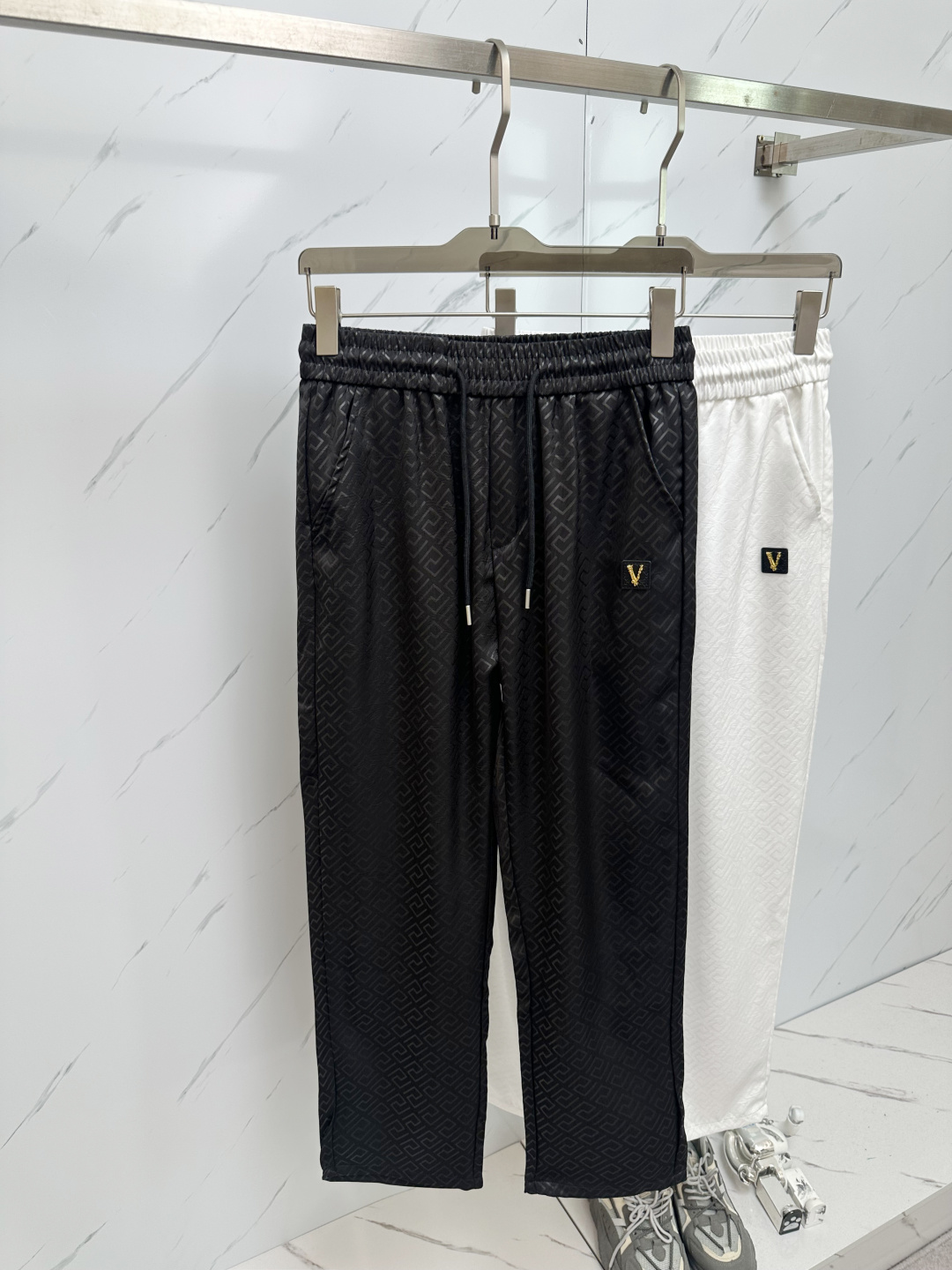 NO:439400,The casual straight-leg trousers in spring and summer are made of high-quality woven material, the fabric is silky and crisp, the upper body is eye-catching and full of reversal rate!  Casual straight-leg pants style cut, same style for men and women!  Code number M-3XL, alexander wang19860909春夏季休闲直筒长裤,采用优质梭织材质,面料丝滑挺括,上身足够吸睛且回头率爆棚！休闲直筒裤装版型剪裁,男女同款！码数M-3XL,,alexander wang,Men's clothing