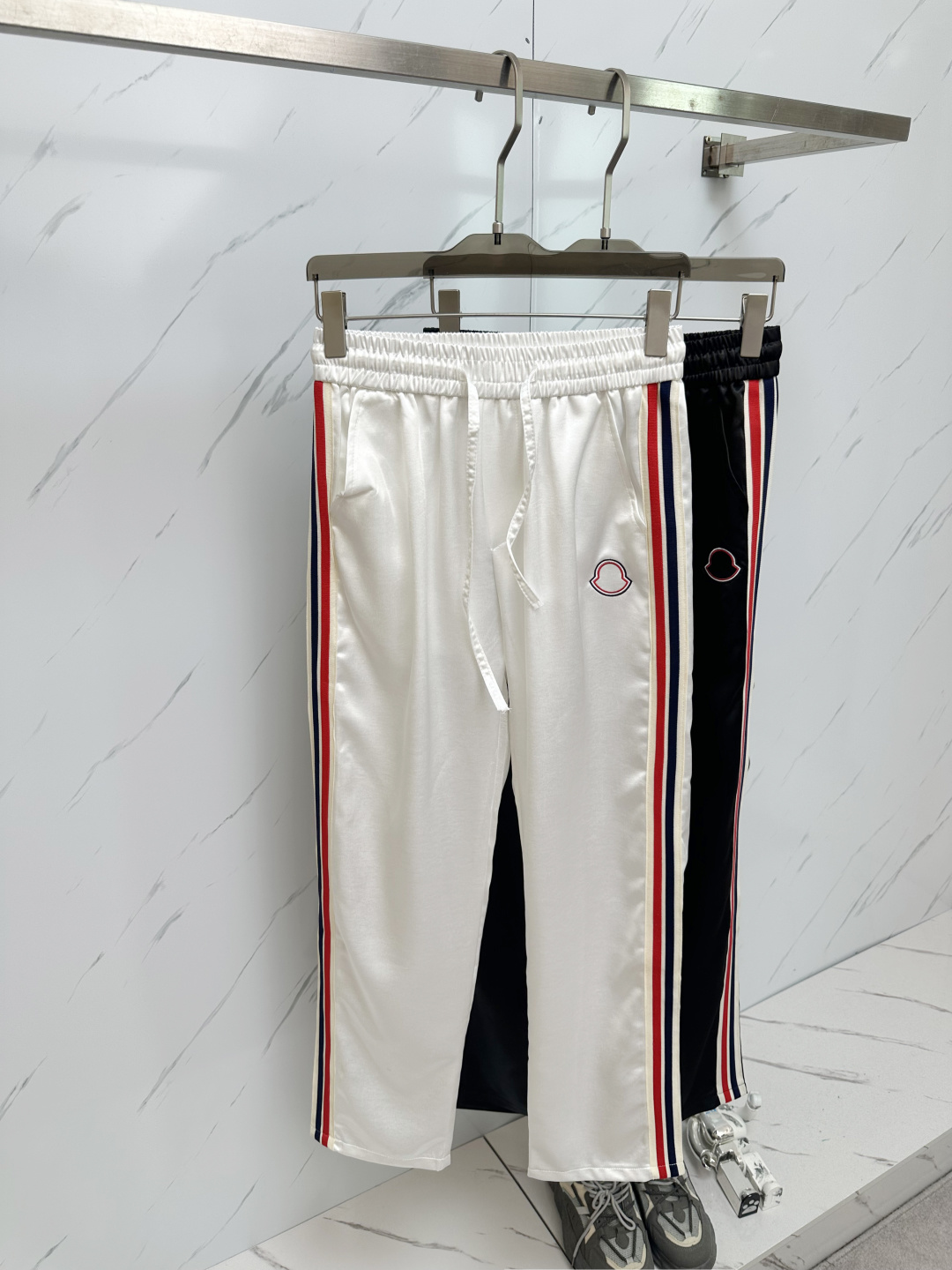 NO:465536,The casual straight-leg trousers in spring and summer are made of high-quality woven material, the fabric is silky and crisp, the upper body is eye-catching and full of reversal rate!  Casual straight-leg pants style cut, same style for men and women!  Code number M-3XL, alexander wang19860909春夏季休闲直筒长裤,采用优质梭织材质,面料丝滑挺括,上身足够吸睛且回头率爆棚！休闲直筒裤装版型剪裁,男女同款！码数M-3XL,,alexander wang,Men's clothing