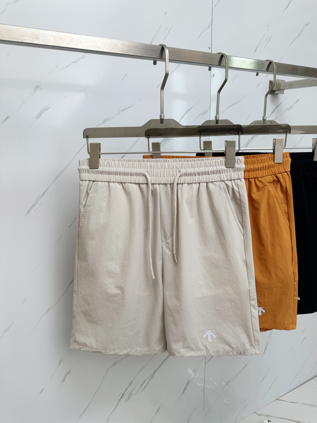 NO:465549,2025 Spring and Summer New Style Couple Shorts High Version Original Customized Top Fabric, the same high-density fabric as Internet celebrities, the customization is very high-end and stylish!  The fabric feels very comfortable and a super versatile and beautiful shorts!  !  Complete three standards, same style for men and women, essential models for human hands Size M-2XL, shorts, alexander wang198609092025春夏新款提 情侣款短裤高版本 原版定制顶级面料,网红明星同款高密度面料,定制很高档、很有范儿！面料手感非常舒服 超级百搭好看的一款短裤！！三标齐全 男女同款 人手必备款 尺码M-2XL,,shorts,alexander wang,Men's clothing