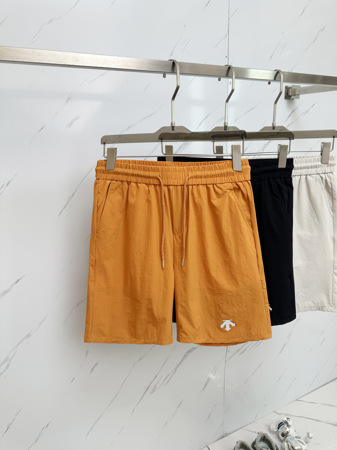 NO:439386,2025 Spring and Summer New Style Couple Shorts High Version Original Customized Top Fabric, the same high-density fabric as Internet celebrities, the customization is very high-end and stylish!  The fabric feels very comfortable and a super versatile and beautiful shorts!  !  Complete three standards, same style for men and women, essential models for human hands Size M-2XL, shorts, alexander wang198609092025春夏新款提 情侣款短裤高版本 原版定制顶级面料,网红明星同款高密度面料,定制很高档、很有范儿！面料手感非常舒服 超级百搭好看的一款短裤！！三标齐全 男女同款 人手必备款 尺码M-2XL,,shorts,alexander wang,Men's clothing