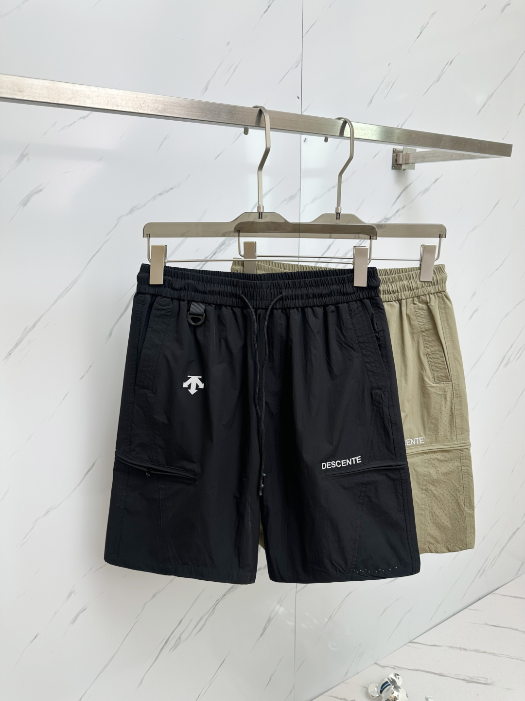 NO:439393,2025 Spring and Summer New Style Couple Shorts High Version Original Customized Top Fabric, the same high-density fabric as Internet celebrities, the customization is very high-end and stylish!  The fabric feels very comfortable and a super versatile and beautiful shorts!  !  Complete three standards, same style for men and women, essential models for human hands Size M-3XL, shorts, alexander wang198609092025春夏新款提 情侣款短裤高版本 原版定制顶级面料,网红明星同款高密度面料,定制很高档、很有范儿！面料手感非常舒服 超级百搭好看的一款短裤！！三标齐全 男女同款 人手必备款 尺码M-3XL,,shorts,alexander wang,Men's clothing