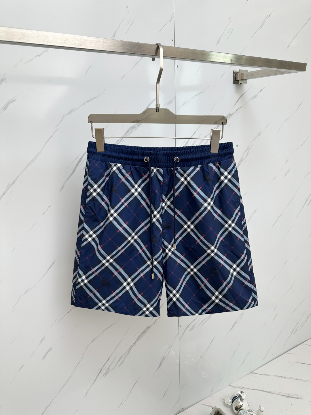 NO:465542,2025 Spring and Summer New Style Couple Shorts High Version Original Customized Top Fabric, the same high-density fabric as Internet celebrities, the customization is very high-end and stylish!  The fabric feels very comfortable and a super versatile and beautiful shorts!  !  Complete three standards, same style for men and women, essential models for human hands Size M-3XL, shorts, alexander wang198609092025春夏新款提 情侣款短裤高版本 原版定制顶级面料,网红明星同款高密度面料,定制很高档、很有范儿！面料手感非常舒服 超级百搭好看的一款短裤！！三标齐全 男女同款 人手必备款 尺码M-3XL,,shorts,alexander wang,Men's clothing