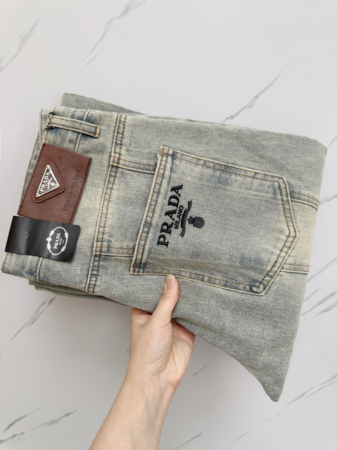 NO:453476,PRADA official website counter is available simultaneously, original singles, super stylish jeans, customized original washing denim fabric, unique design, top-grade printing craft letter pattern logo, original hardware and auxiliary decoration, extremely superior jeans, the materials and craftsmanship are extremely luxurious and exquisite, extremely high-end, handsome and stylish, recommended, size 29-38,, prada, jeans, alexander wang19860909PRADA 官网专柜同步有售,原单狠货,超级有范儿的一款牛仔裤,定制原版水洗牛仔面料,独特设计,顶级印花工艺字母图案logo,原版五金辅料装饰,极为翘楚的一款牛仔裤,用料与工艺都极致奢华精湛,档次极高,上身帅气有型,推荐,码数29—38,,prada,jeans,alexander wang,Men's clothing