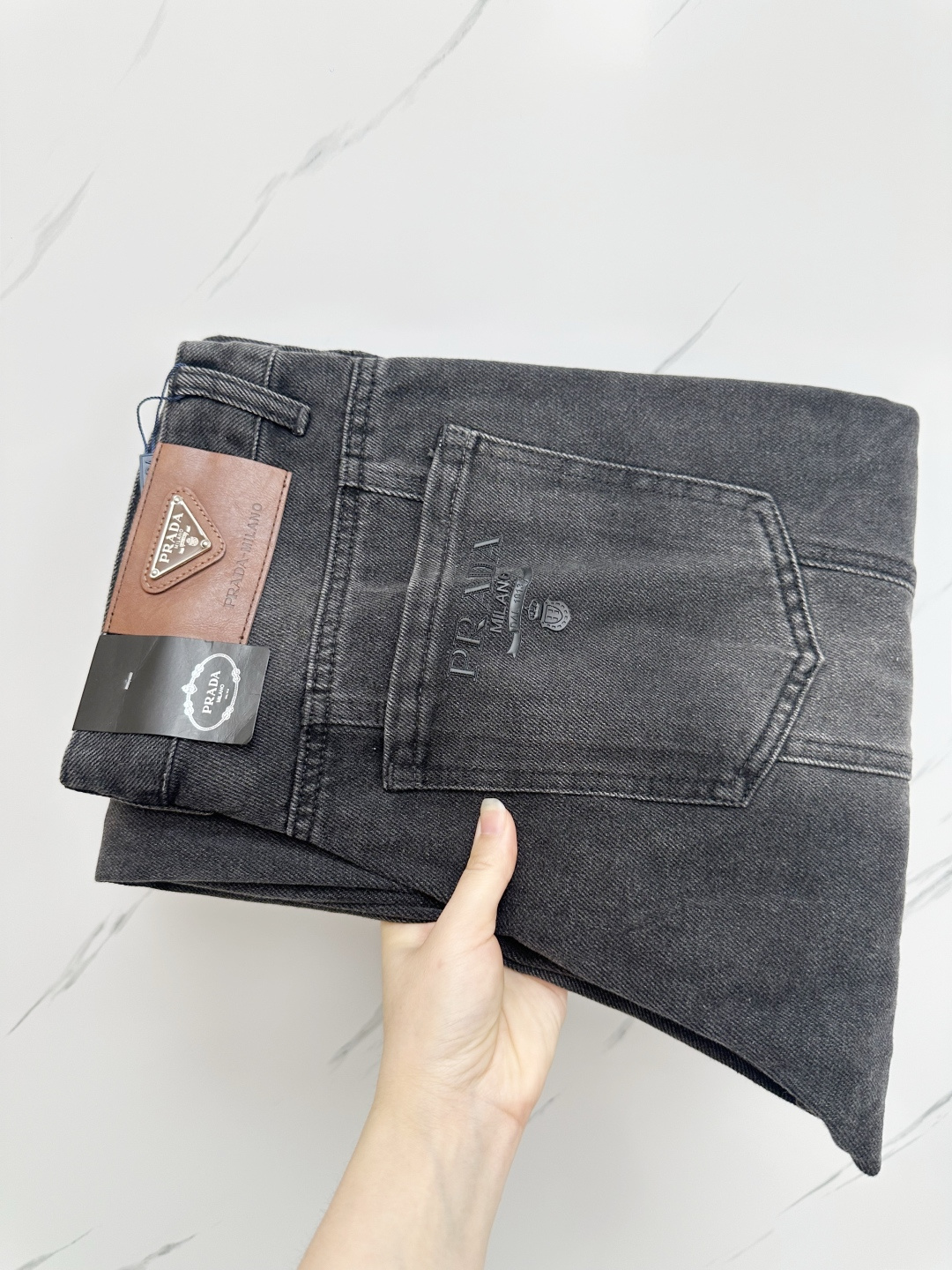 NO:441840,PRADA official website counter is available simultaneously, original singles, super stylish jeans, customized original washing denim fabric, unique design, top-grade printing craft letter pattern logo, original hardware and auxiliary decoration, extremely superior jeans, the materials and craftsmanship are extremely luxurious and exquisite, extremely high-end, handsome and stylish, recommended, size 29-38,, prada, jeans, alexander wang19860909PRADA 官网专柜同步有售,原单狠货,超级有范儿的一款牛仔裤,定制原版水洗牛仔面料,独特设计,顶级印花工艺字母图案logo,原版五金辅料装饰,极为翘楚的一款牛仔裤,用料与工艺都极致奢华精湛,档次极高,上身帅气有型,推荐,码数29—38,,prada,jeans,alexander wang,Men's clothing