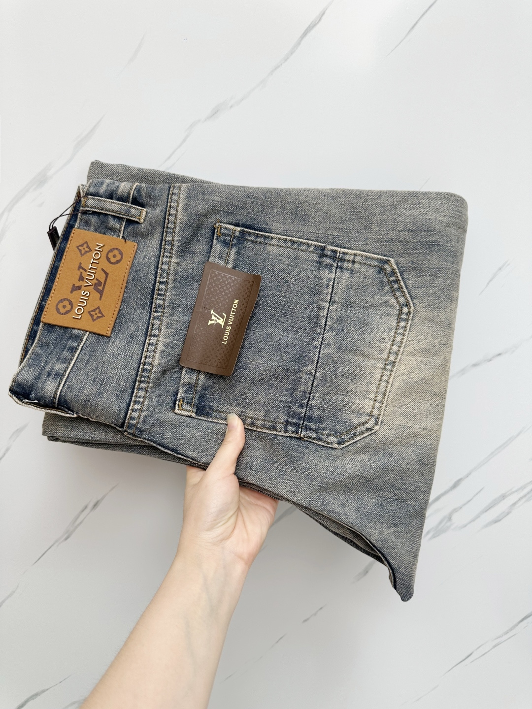 NO:453471,LV official website counter is available simultaneously, original singles, super stylish jeans, customized original washing denim fabric, unique design, top-grade printed craft letter pattern logo, original hardware and auxiliary decoration, extremely superior jeans, the materials and craftsmanship are extremely luxurious and exquisite, extremely high-end, handsome and stylish, recommended, digits 29-38,, louis vuitton, jeans, alexander wang19860909LV 官网专柜同步有售,原单狠货,超级有范儿的一款牛仔裤,定制原版水洗牛仔面料,独特设计,顶级印花工艺字母图案logo,原版五金辅料装饰,极为翘楚的一款牛仔裤,用料与工艺都极致奢华精湛,档次极高,上身帅气有型,推荐,码数29—38,,louis vuitton,jeans,alexander wang,Men's clothing