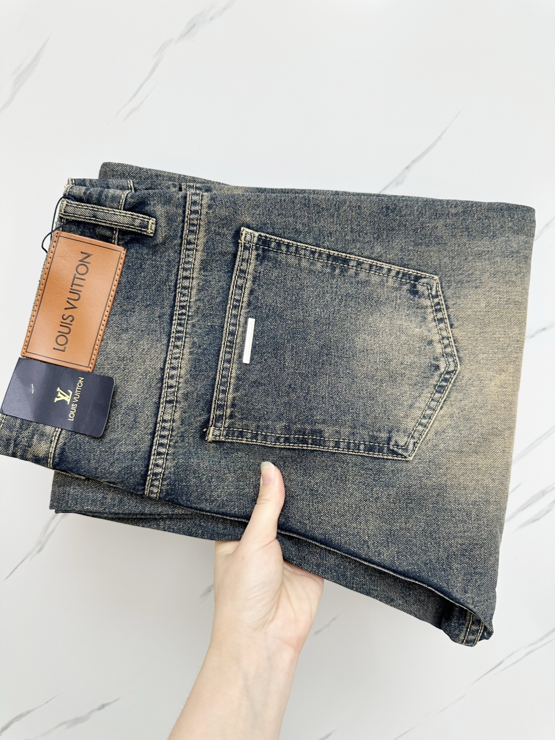 NO:453461,LV official website counter is available simultaneously, original singles, super stylish jeans, customized original washing denim fabric, unique design, top-grade printed craft letter pattern logo, original hardware and auxiliary decoration, extremely superior jeans, the materials and craftsmanship are extremely luxurious and exquisite, extremely high-end, handsome and stylish, recommended, digits 29-38,, louis vuitton, jeans, alexander wang19860909LV 官网专柜同步有售,原单狠货,超级有范儿的一款牛仔裤,定制原版水洗牛仔面料,独特设计,顶级印花工艺字母图案logo,原版五金辅料装饰,极为翘楚的一款牛仔裤,用料与工艺都极致奢华精湛,档次极高,上身帅气有型,推荐,码数29—38,,louis vuitton,jeans,alexander wang,Men's clothing