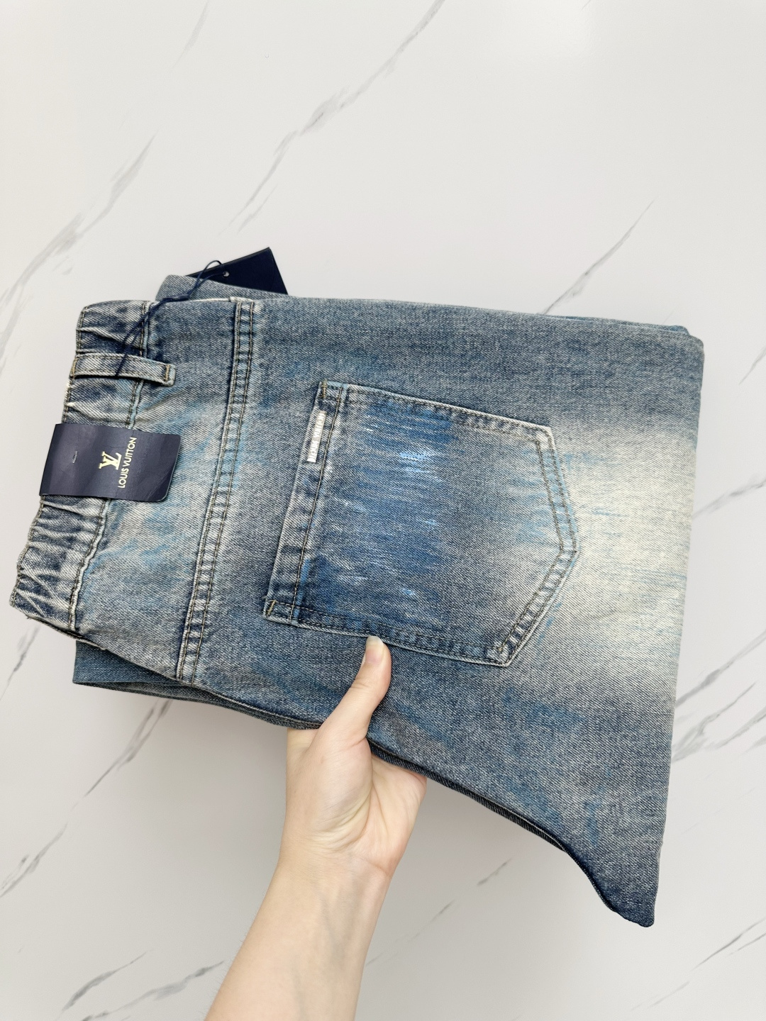 NO:453452,LV official website counter is available simultaneously, original singles, super stylish jeans, customized original washing denim fabric, unique design, top-grade printed craft letter pattern logo, original hardware and auxiliary decoration, extremely superior jeans, the materials and craftsmanship are extremely luxurious and exquisite, extremely high-end, handsome and stylish, recommended, S-3XL,, louis vuitton, jeans, alexander wang19860909LV 官网专柜同步有售,原单狠货,超级有范儿的一款牛仔裤,定制原版水洗牛仔面料,独特设计,顶级印花工艺字母图案logo,原版五金辅料装饰,极为翘楚的一款牛仔裤,用料与工艺都极致奢华精湛,档次极高,上身帅气有型,推荐,码数S—3XL,,louis vuitton,jeans,alexander wang,Men's clothing