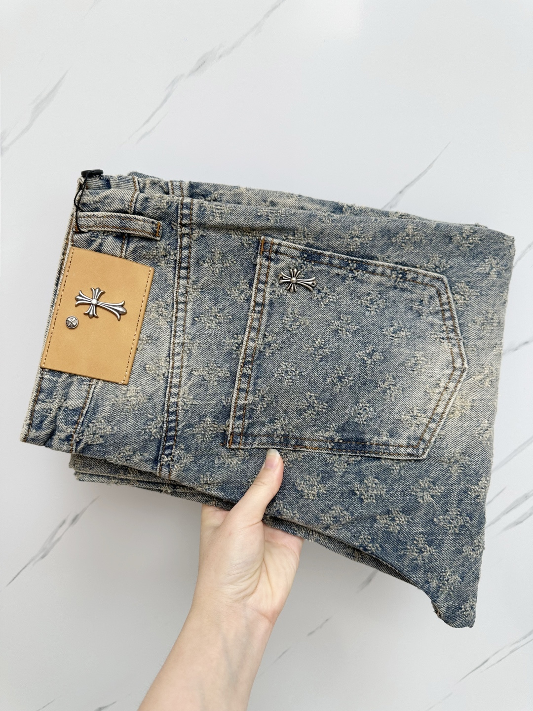 NO:453448,Croxin's official counter is available simultaneously, original singles, super stylish jeans, customized original washing denim fabric, unique design, top-grade printed craft letter pattern logo, original hardware and auxiliary decoration, extremely superior jeans, the materials and craftsmanship are extremely luxurious and exquisite, extremely high-end, handsome and stylish, recommended, S-3XL, chrome hearts, jeans, alexander wang19860909克罗心 官网专柜同步有售,原单狠货,超级有范儿的一款牛仔裤,定制原版水洗牛仔面料,独特设计,顶级印花工艺字母图案logo,原版五金辅料装饰,极为翘楚的一款牛仔裤,用料与工艺都极致奢华精湛,档次极高,上身帅气有型,推荐,码数S—3XL,,chrome hearts,jeans,alexander wang,Men's clothing