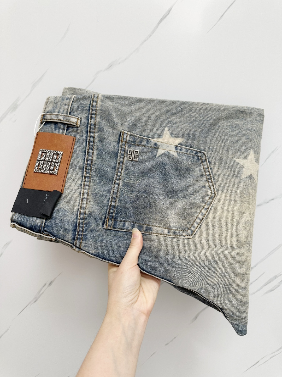 NO:453444,Givenchy's official counter is available at the same time, original singles are ruthless, super stylish jeans, customized original washing denim fabric, unique design, top-grade printing craft letter pattern logo, original hardware and auxiliary decoration, extremely superior jeans, the materials and craftsmanship are extremely luxurious and exquisite, extremely high-end, handsome and stylish, recommended, number 29-38, given jeans, alexander wang19860909纪梵希 官网专柜同步有售,原单狠货,超级有范儿的一款牛仔裤,定制原版水洗牛仔面料,独特设计,顶级印花工艺字母图案logo,原版五金辅料装饰,极为翘楚的一款牛仔裤,用料与工艺都极致奢华精湛,档次极高,上身帅气有型,推荐,码数29—38,,givenchy,jeans,alexander wang,Men's clothing