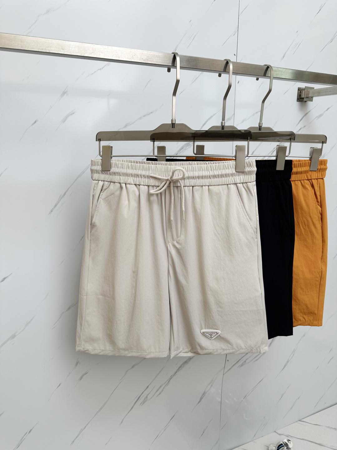 NO:488657,PRADA Spring and Summer New Casual Shorts!  The official website is released simultaneously. Customized brand classic logo, customized fabric, excellent comfort, strong hand touch. Extremely recognizable, perfect quality craftsmanship. Size M-2XL, prada, shorts, alexander wang19860909PRADA 春夏新款休闲短裤！官网同步发售.定制品牌经典LOGO,定制面料,舒适度极好,手触感强烈.辨识度极高,完美品相工艺. 尺码M-2XL,,prada,shorts,alexander wang,Men's clothing