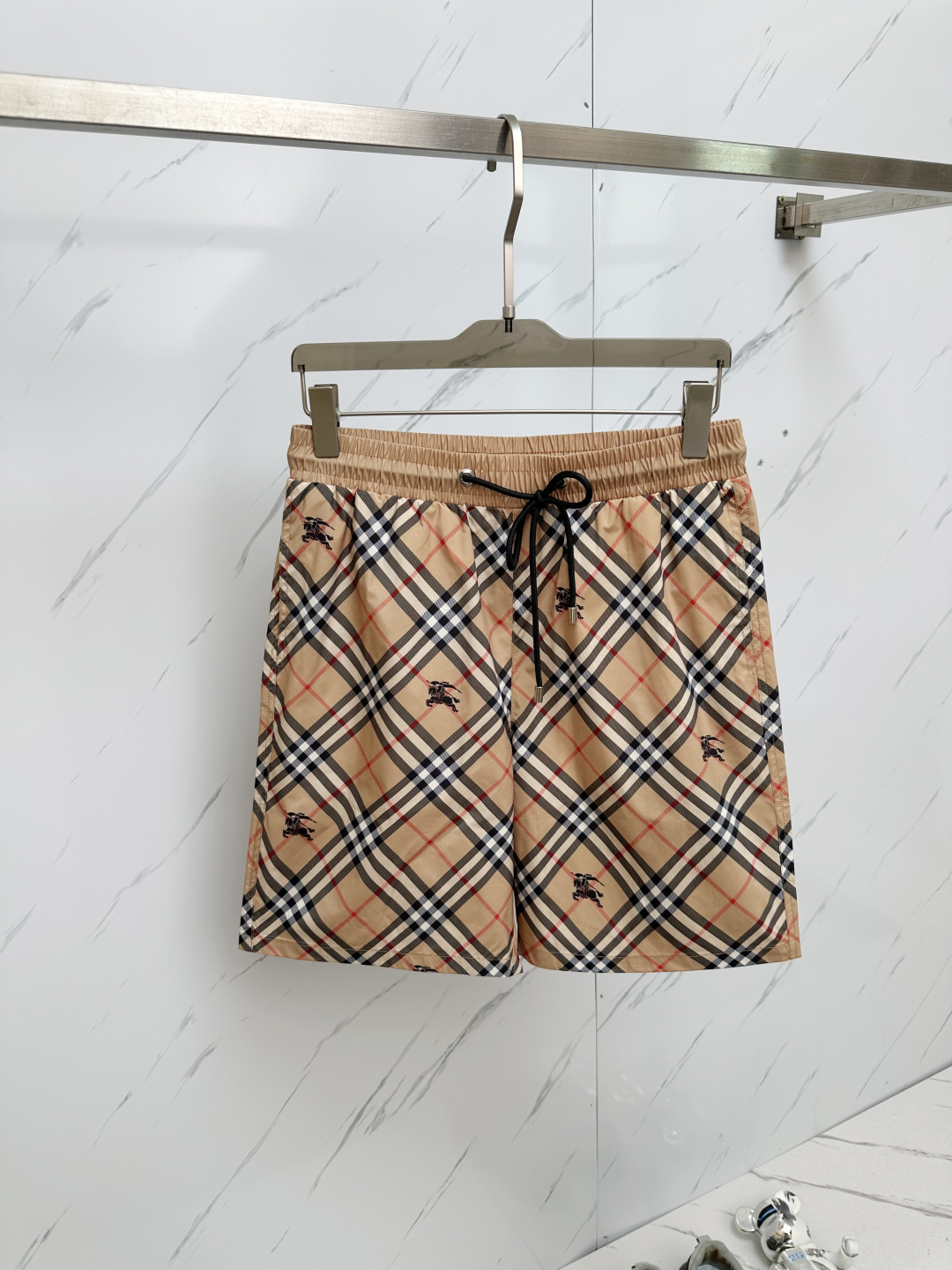 NO:488662,BURB Spring and Summer New Casual Shorts!  The official website is released simultaneously. Customized brand classic logo, customized fabric, excellent comfort, strong hand touch. Extremely recognizable, perfect quality craftsmanship. Size M-3XL, burberry, shorts, alexander wang19860909BURB 春夏新款休闲短裤！官网同步发售.定制品牌经典LOGO,定制面料,舒适度极好,手触感强烈.辨识度极高,完美品相工艺. 尺码M-3XL,,burberry,shorts,alexander wang,Men's clothing