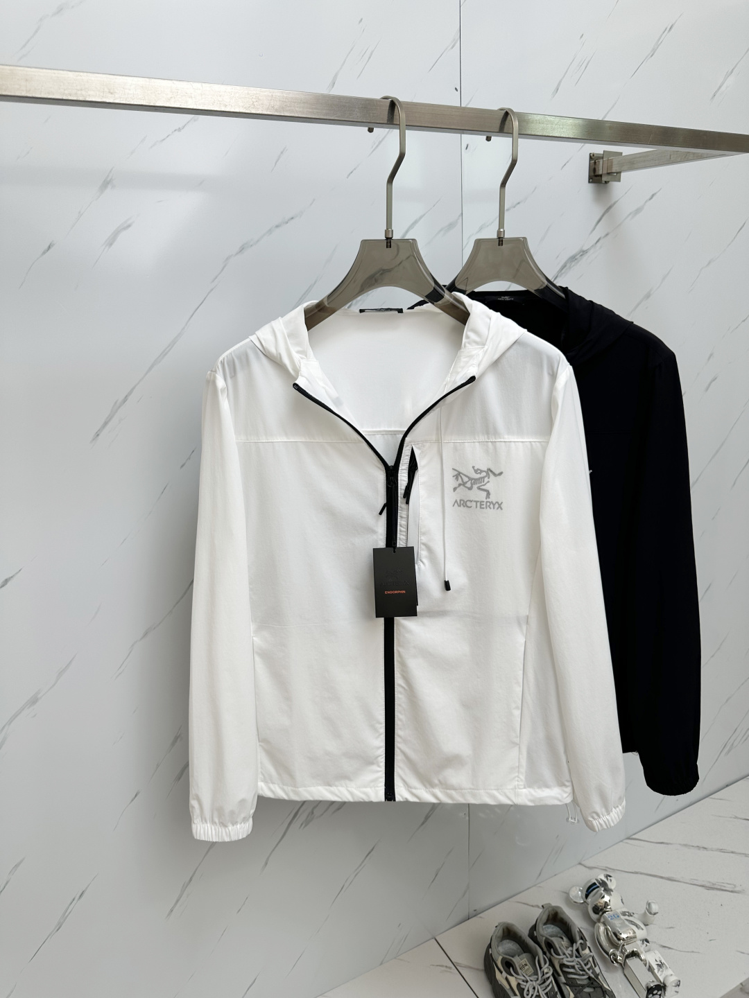 NO:488676,Bird's classic counter casual and fashionable thin protective clothing jacket hooded sun protection, choose high-quality high-tech sun protection fabric with silky texture, soft texture, good breathability, fully showing the fashion style. The style is atmospheric and simple, light and comfortable to wear, extremely urban luxury, low-key and elegant, and has a casual and lazy chic feeling. The upper body effect is very good, it is quite broad and stylish, with a natural drooping, simple and atmospheric! The top luxury classic style items are gentle and high-end, quiet but full of power, and are very attractive.  It perfectly conveys the brand's trend and recognition. The upper body is super cool and stylish, and extremely luxurious, showing your rank, strength and taste from all aspects! The overall grade is even more obvious, and the concave and convex shape on the street is no problem. Compared with the high street style, this model is more important to the overall luxury effect. The texture and texture of each part can make people feel high-end and high-end!  !  Model number 2312 Color black and white Number M—3XL….,,jackets & coats,jackets & coats,hats,alexander wang19860909鸟 家经典款专柜休闲时尚薄防嗮服夹克外套连帽防晒,选用质感丝滑的优质高科技防晒面料,质感柔软,透气性佳,充分展现时尚风范.款式大气简洁,穿着轻便舒适,极具都市奢华又低调雅致,更有那种随意慵懒的潇洒感,上身效果非常之好,挺阔有型,垂感自然,简约大气!顶级奢华的经典款式单品,温柔又高级,宁静却充满力量,极具看点 完美的传递了品牌的潮流感与辨识度,上身超级的酷帅有型,并且极度奢华,从各个方面彰显你的段位,实力与品位!整体的档次更是显而易见,街头凹凸造型更是不在话下,比起高街风格来说,此款更为重要的乃是整体的奢华效果,每一处的纹理跟质感都能令人感受到高端跟高级感！！ 款号2312 颜色黑色、白色 码数M—3XL ….,,jackets & coats,jackets & coats,hats,alexander wang,Men's clothing