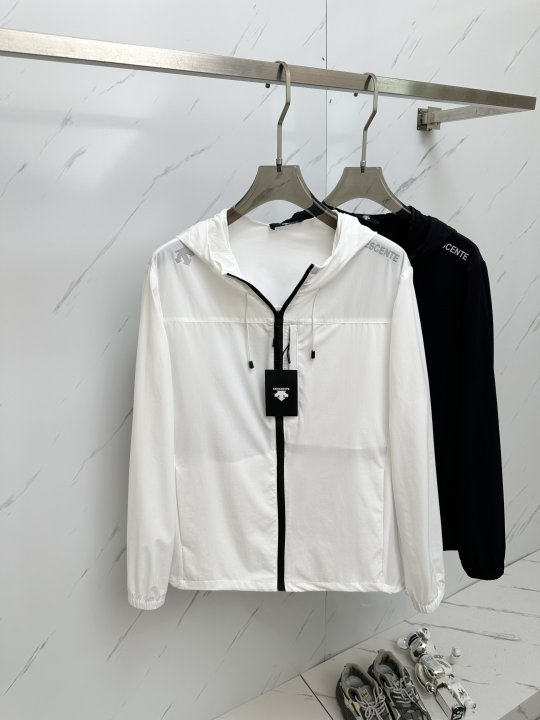 NO:488680,DESC classic counter casual and fashionable thin protective clothing jacket hooded sun protection, choose high-quality high-tech sun protection fabric with silky texture, soft texture, good breathability, fully showing the fashion style. The style is atmospheric and simple, light and comfortable to wear, extremely urban luxury, low-key and elegant, and has a casual and lazy chic feeling. The upper body effect is very good, it is quite broad and stylish, with a natural drooping, simple and atmospheric! The top luxury classic style items are gentle and high-end, quiet but full of power, and are very attractive.  It perfectly conveys the brand's trend and recognition. The upper body is super cool and stylish, and extremely luxurious, showing your rank, strength and taste from all aspects! The overall grade is even more obvious, and the concave and convex shape on the street is no problem. Compared with the high street style, this model is more important to the overall luxury effect. The texture and texture of each part can make people feel high-end and high-end!  !  Model number 2312 Color black and white Number M—3XL….,,jackets & coats,jackets & coats,hats,alexander wang19860909DESC 家经典款专柜休闲时尚薄防嗮服夹克外套连帽防晒,选用质感丝滑的优质高科技防晒面料,质感柔软,透气性佳,充分展现时尚风范.款式大气简洁,穿着轻便舒适,极具都市奢华又低调雅致,更有那种随意慵懒的潇洒感,上身效果非常之好,挺阔有型,垂感自然,简约大气!顶级奢华的经典款式单品,温柔又高级,宁静却充满力量,极具看点 完美的传递了品牌的潮流感与辨识度,上身超级的酷帅有型,并且极度奢华,从各个方面彰显你的段位,实力与品位!整体的档次更是显而易见,街头凹凸造型更是不在话下,比起高街风格来说,此款更为重要的乃是整体的奢华效果,每一处的纹理跟质感都能令人感受到高端跟高级感！！ 款号2312 颜色黑色、白色 码数M—3XL ….,,jackets & coats,jackets & coats,hats,alexander wang,Men's clothing