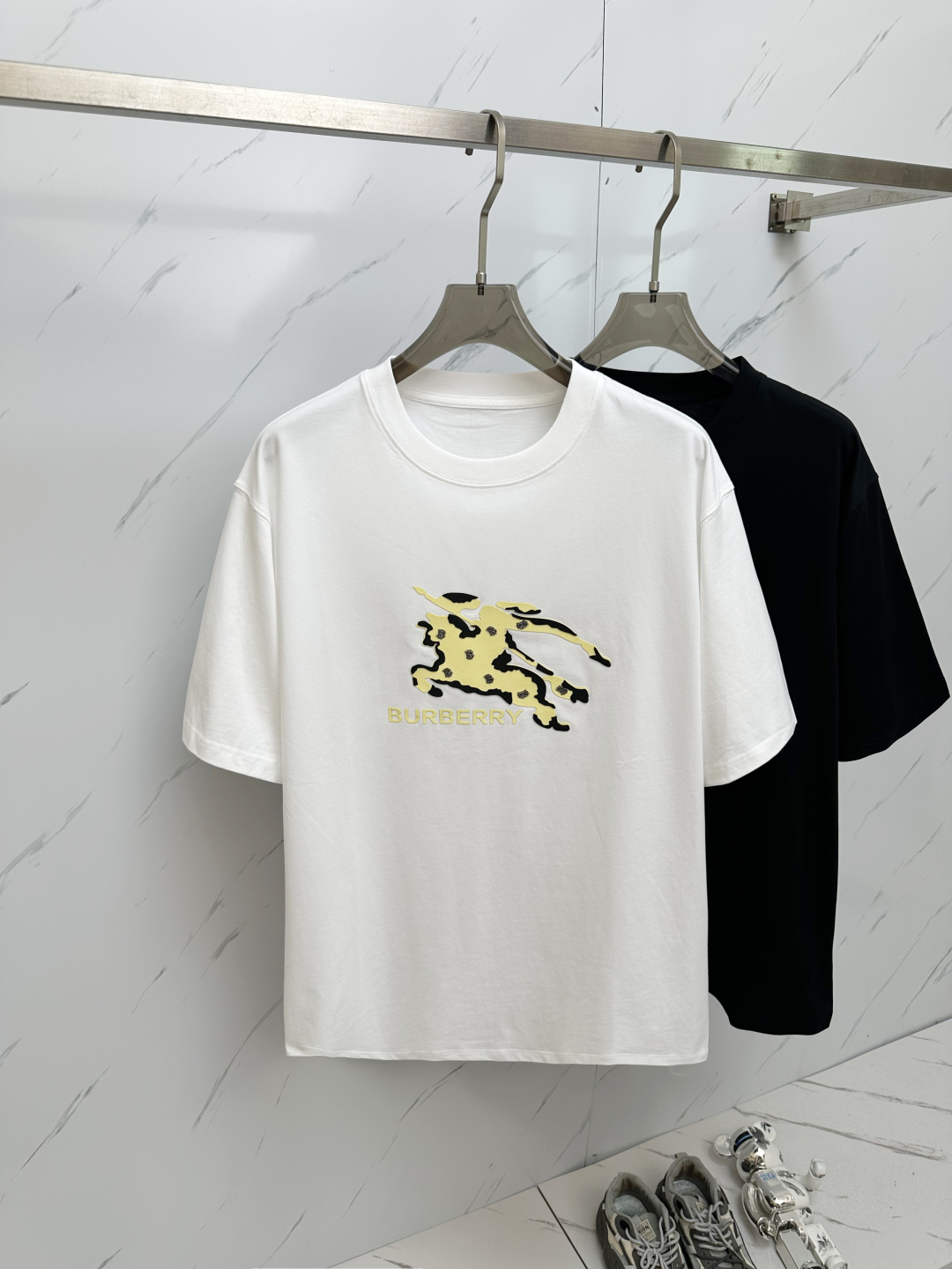 NO:488689,BURB High-end quality 25 new SS autumn and winter products with short sleeves, high quality, moderate thickness, high comfort, MP washable and durable, autumn items, good winter base products, must be spare for two pieces. Special recommendations from relatives and friends, gifts are also the best choice!  Code number XS—2XL, burberry, T-shirt, alexander wang19860909BURB 高端品质 25款SS秋冬新品打底短袖 质量杠杠的 厚度弹性适中 舒适性高 MP耐洗耐穿 秋季单品 冬季打底佳品 务必人手两件备用 亲戚好友特别推荐款 送礼也是最佳选择！ 码数XS—2XL,,burberry,T-shirt,alexander wang,Men's clothing