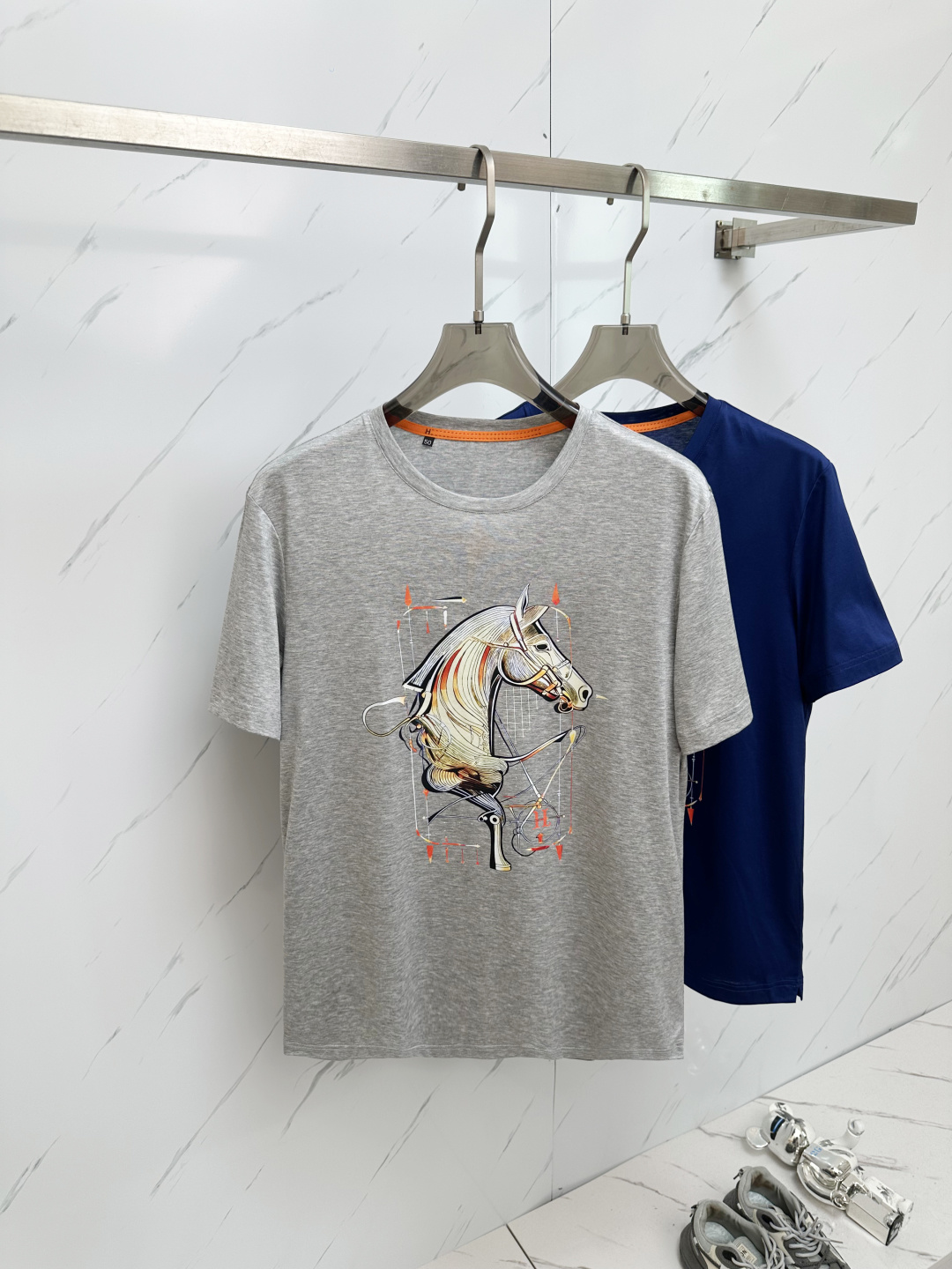 NO:443692,H Home Top Quality New Short Sleeve!  Selected top-grade original fabrics, soft touch. Top imported private goods, fashionable design, trendy short-sleeved, undeniable quality, excellent effect on the upper body, the same style as the luxury official website!  Size 48-58, T-shirt,alexander wang19860909H家 顶级品质 款新品短袖！精选顶级原版面料,手感柔软.顶级进口私货,时尚设计潮流短袖,不失奢华 品质毋庸置疑 上身效果超赞,奢华官网同款！尺码48—58,,T-shirt,alexander wang,Men's clothing