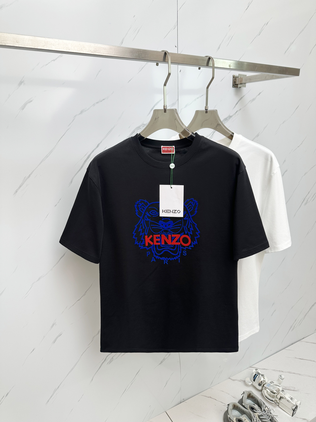 NO:443661,KENZO top quality new short-sleeved products!  Selected top-grade original fabrics, soft touch. Top imported private goods, fashionable design, trendy short-sleeved, undeniable quality, excellent effect on the upper body, the same style as the luxury official website!  Size M-3XL, T-shirt,alexander wang19860909KENZO 顶级品质 款新品短袖！精选顶级原版面料,手感柔软.顶级进口私货,时尚设计潮流短袖,不失奢华 品质毋庸置疑 上身效果超赞,奢华官网同款！尺码M—3XL,,T-shirt,alexander wang,Men's clothing