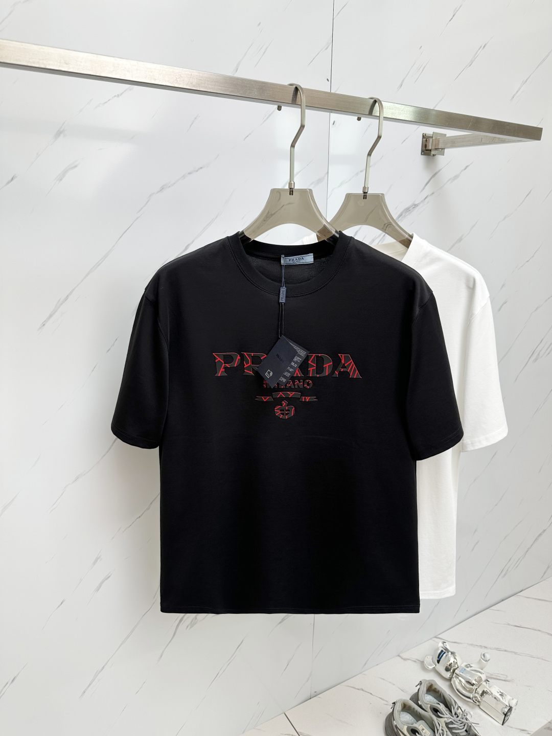 NO:443650,PRADA top quality new short-sleeved products!  Selected top-grade original fabrics, soft touch. Top imported private goods, fashionable design, trendy short-sleeved, undeniable quality, excellent effect on the upper body, the same style as the luxury official website!  Size M-3XL, prada, T-shirt, alexander wang19860909PRADA 顶级品质 款新品短袖！精选顶级原版面料,手感柔软.顶级进口私货,时尚设计潮流短袖,不失奢华 品质毋庸置疑 上身效果超赞,奢华官网同款！尺码M—3XL,,prada,T-shirt,alexander wang,Men's clothing