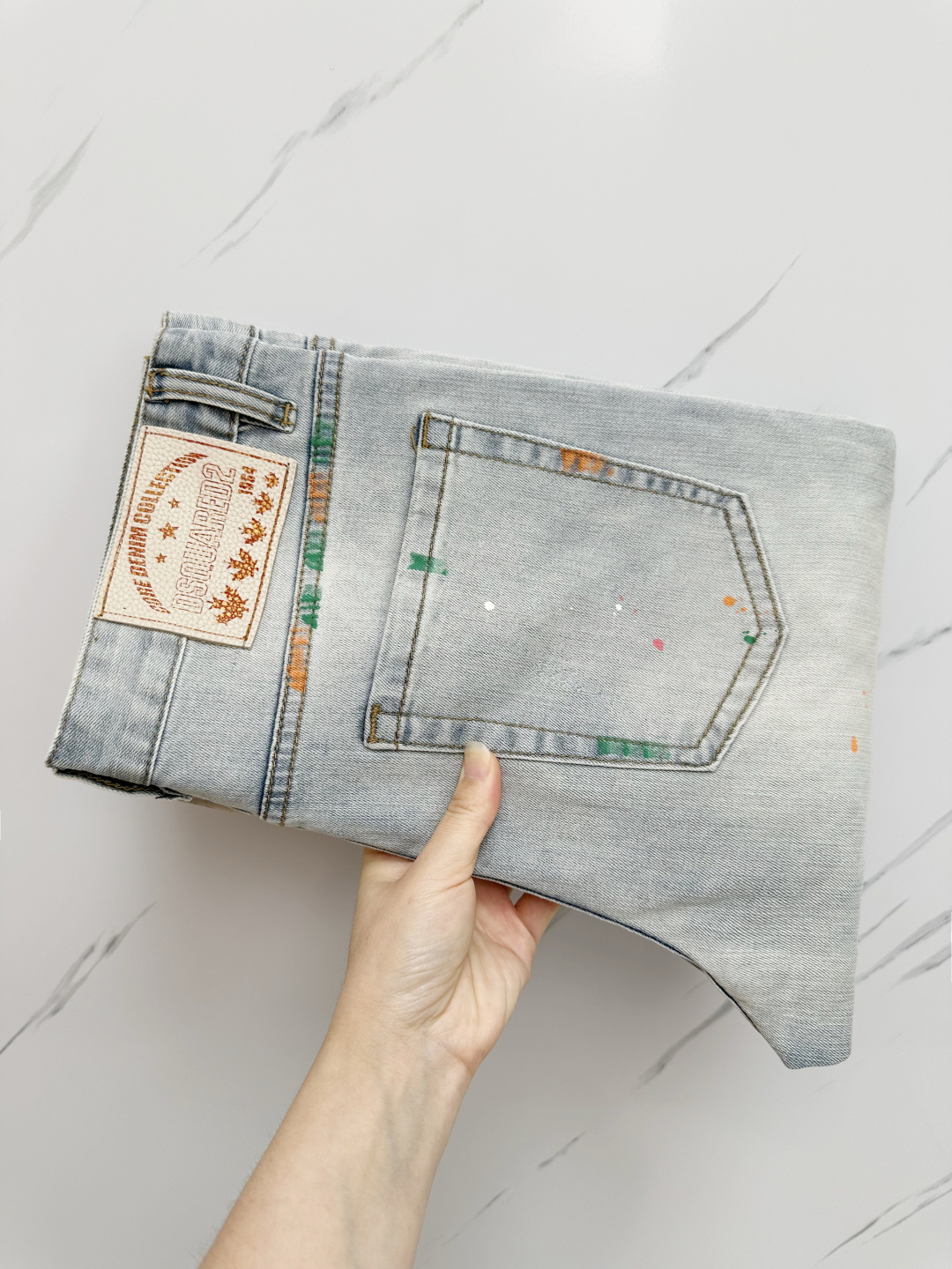 NO:446196,D2 official website counter is available at the same time, original singles are ruthless, super stylish jeans Customized original washing denim fabric, unique design, top-grade printing craft letter pattern logo, original hardware and auxiliary decoration, extremely superior jeans, the materials and craftsmanship are extremely luxurious and exquisite, extremely high-end, handsome and stylish, recommended, digits 28-36, jeans, alexander wang19860909D2 官网专柜同步有售,原单狠货,超级有范儿的一款牛仔裤 定制原版水洗牛仔面料,独特设计,顶级印花工艺字母图案logo,原版五金辅料装饰,极为翘楚的一款牛仔裤,用料与工艺都极致奢华精湛,档次极高,上身帅气有型,推荐,码数28—36,,jeans,alexander wang,Men's clothing