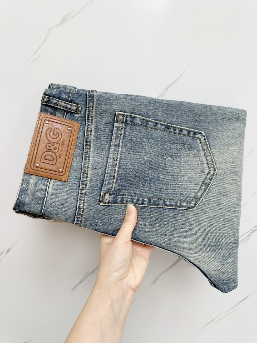 NO:446203,DG official website counter is available at the same time, original singles are ruthless, super stylish jeans Customized original washing denim fabric, unique design, top-grade printing craft letter pattern logo, original hardware and auxiliary decoration, extremely superior jeans, the materials and craftsmanship are extremely luxurious and exquisite, extremely high-end, handsome and stylish, recommended, digits 28-36, jeans, alexander wang19860909DG 官网专柜同步有售,原单狠货,超级有范儿的一款牛仔裤 定制原版水洗牛仔面料,独特设计,顶级印花工艺字母图案logo,原版五金辅料装饰,极为翘楚的一款牛仔裤,用料与工艺都极致奢华精湛,档次极高,上身帅气有型,推荐,码数28—36,,jeans,alexander wang,Men's clothing