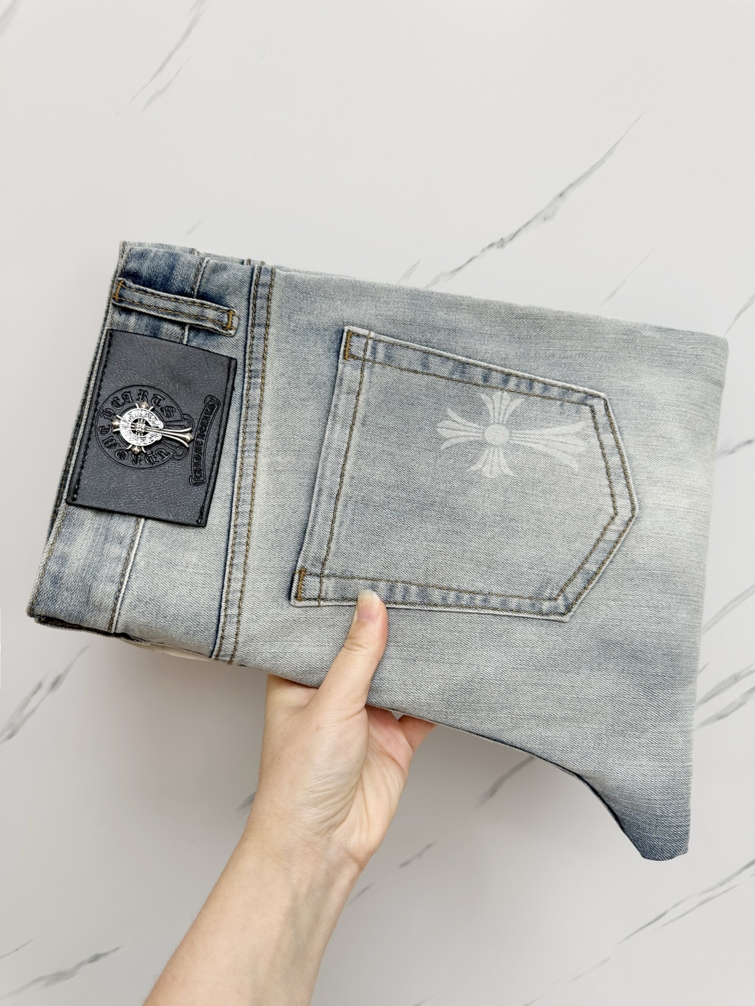 NO:446209,Croxin's official counter is available simultaneously, original singles, super stylish jeans Customized original washing denim fabric, unique design, top-grade printed craft letter pattern logo, original hardware and auxiliary decoration, extremely superior jeans, the materials and craftsmanship are extremely luxurious and exquisite, extremely high-end, handsome and stylish, recommended, 28-36, chrome hearts, jeans, alexander wang19860909克罗心 官网专柜同步有售,原单狠货,超级有范儿的一款牛仔裤 定制原版水洗牛仔面料,独特设计,顶级印花工艺字母图案logo,原版五金辅料装饰,极为翘楚的一款牛仔裤,用料与工艺都极致奢华精湛,档次极高,上身帅气有型,推荐,码数28—36,,chrome hearts,jeans,alexander wang,Men's clothing