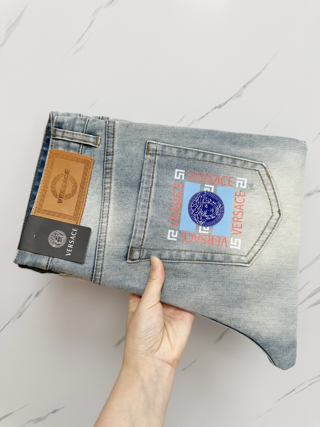 NO:446213,Versace is available for sale at the same time on the official website counter, original singles, super stylish jeans Customized original washing denim fabric, unique design, top-grade printed craft letter pattern logo, original hardware and auxiliary decoration, extremely superior jeans, the materials and craftsmanship are extremely luxurious and exquisite, extremely high-end, handsome and stylish, recommended, digits 28-36, versace, jeans, alexander wang19860909范思哲 官网专柜同步有售,原单狠货,超级有范儿的一款牛仔裤 定制原版水洗牛仔面料,独特设计,顶级印花工艺字母图案logo,原版五金辅料装饰,极为翘楚的一款牛仔裤,用料与工艺都极致奢华精湛,档次极高,上身帅气有型,推荐,码数28—36,,versace,jeans,alexander wang,Men's clothing