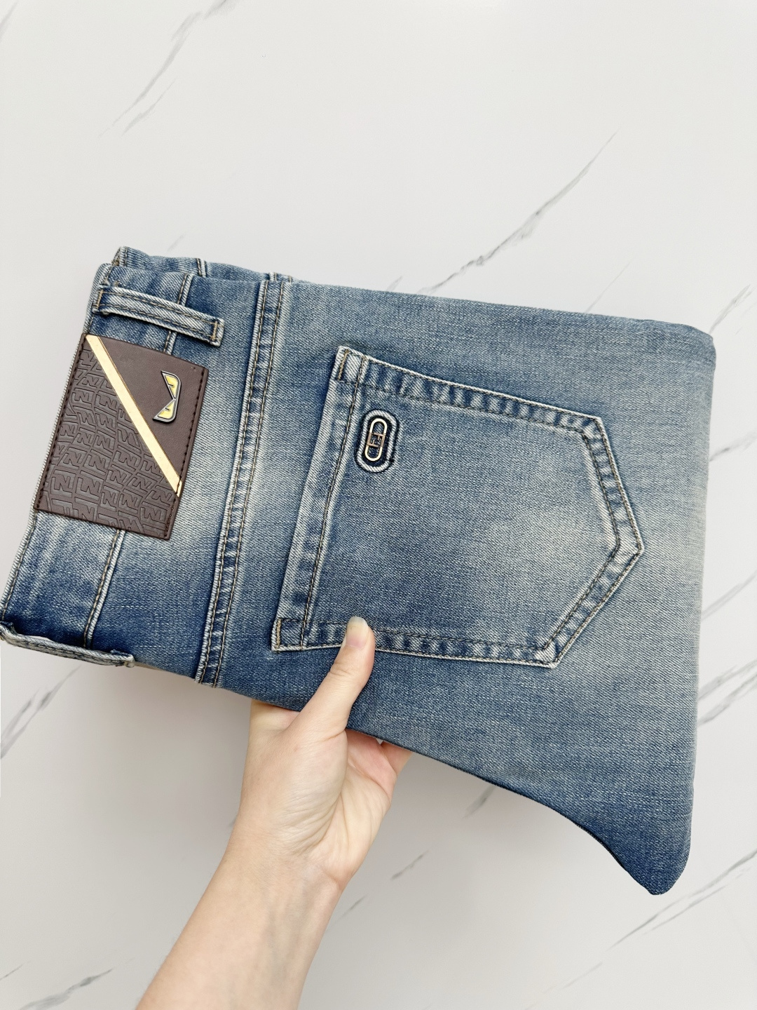 NO:446173,FD official website counter is available simultaneously, original singles, super stylish jeans Customized original washing denim fabric, unique design, top-grade printed craft letter pattern logo, original hardware and auxiliary decoration, extremely superior jeans, the materials and craftsmanship are extremely luxurious and exquisite, extremely high-end, handsome and stylish, recommended, digits 28-38, jeans, alexander wang19860909FD 官网专柜同步有售,原单狠货,超级有范儿的一款牛仔裤 定制原版水洗牛仔面料,独特设计,顶级印花工艺字母图案logo,原版五金辅料装饰,极为翘楚的一款牛仔裤,用料与工艺都极致奢华精湛,档次极高,上身帅气有型,推荐,码数28—38,,jeans,alexander wang,Men's clothing