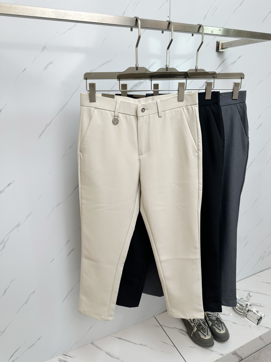 NO:471228,GUCCI 2025 spring and summer new men's 9-point casual pants, classic and fashionable and versatile casual pants for men! Trading company channels are rare, and it is on sale on the leading official website! An indispensable versatile product in the wardrobe, convenient and comfortable to wear and very easy to match with fashionable styles! This casual pants are carefully selected and provided by customers for high-quality pure linen material, with excellent comfort and breathability, and it feels skin-friendly and comfortable to wear. How high is the texture of the fabric? You will know immediately when you get the actual product. It can definitely be called an excellent product for unlimited repurchase! The back bag hardware logo logo is the most recognizable classic element. The custom YKK metal zipper is provided by the customer. The trousers are meticulous and smoothly lined inside the trousers, and the details are more exquisite. It shows the excellent craftsmanship and is enough to allow quality controls to take away with them with their eyes closed! The basic regular straight-fitting style cut has no restrictions on body shape. The invincible versatile color combination easily challenges any top, perfectly combining business and casual style outfits! Size 29-38, gucci, alexander wang19860909GUCCI 2025春夏新款男士9分休闲裤,男士经典时尚百搭休闲西裤!贸易公司渠道稀出,领先官网发售!衣橱里不可或缺的百搭臻品,穿着便捷舒适又非常极易搭配时尚造型!此款休闲西裤用心甄选客供优质纯亚麻材质而成,舒适性与透气性兼优,着穿触感亲肤舒适,面料的质感有多高级,实物到手你立刻便知,绝对可以称为无限回购的绝佳臻品！后袋五金logo标识,都是最具辦识度的经典元素,门襟客供定制YKK金属拉链,裤身内里缜密平顺的走线,细节方面更为考究,极好的彰显了出色工艺,足以让品控们闭眼收走!基础常规的直筒版型裁剪,对于体型没有限制可言,无敌的百搭配色,轻松挑战任何上装,完美兼具商务与休闲风格穿搭!尺码29—38,,gucci,alexander wang,Men's clothing