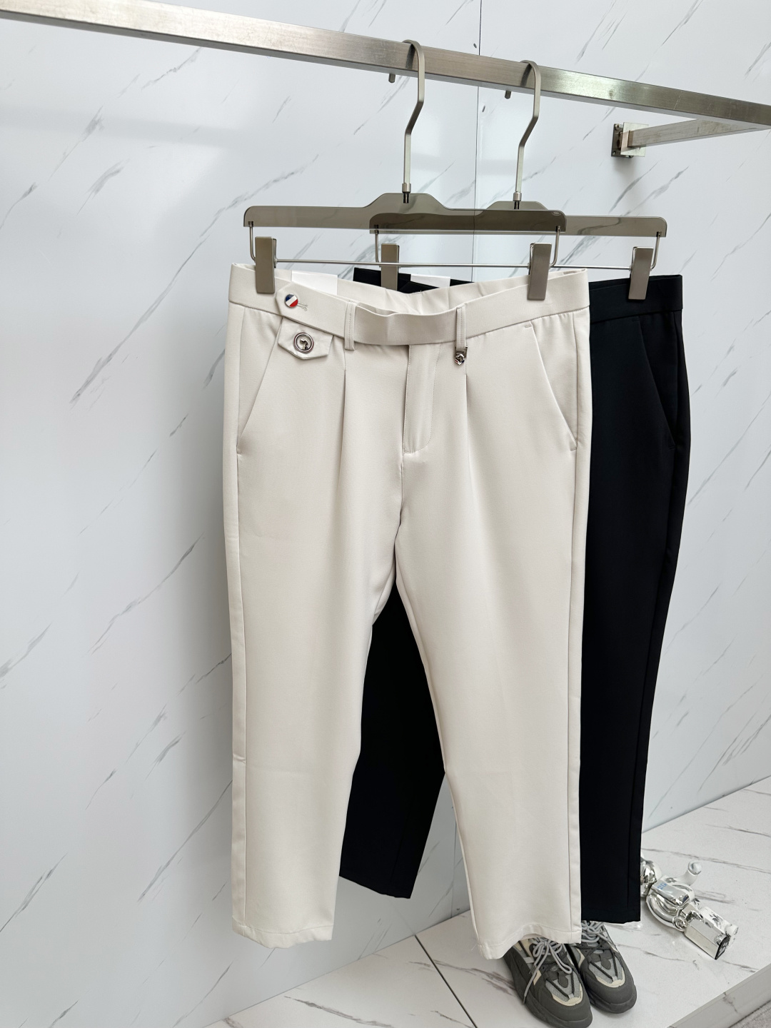 NO:471234,TB 2025 spring and summer new men's 9-point casual pants, classic and fashionable and versatile casual pants for men! Trading company channels are rare, and the leading official website is available! An indispensable versatile product in the wardrobe, convenient and comfortable to wear and very easy to match with fashionable styles! This casual pants are carefully selected and provided by customers for high-quality pure linen material, with excellent comfort and breathability, and it feels skin-friendly and comfortable to wear. How high is the texture of the fabric? You will know immediately when you get the actual product. It can definitely be called an excellent product for unlimited repurchase! The back bag hardware logo logo is the most recognizable classic element. The custom YKK metal zipper is provided by the customer. The trousers are meticulous and smoothly lined inside the trousers, and the details are more exquisite. It shows the excellent craftsmanship and is enough to allow quality controls to take away with them with their eyes closed! The basic regular straight-tube cut has no restrictions on body shape. The invincible versatile color combination easily challenges any top, perfectly combining business and casual style outfits! Size 29-38, alexander wang19860909TB 2025春夏新款男士9分休闲裤,男士经典时尚百搭休闲西裤!贸易公司渠道稀出,领先官网发售!衣橱里不可或缺的百搭臻品,穿着便捷舒适又非常极易搭配时尚造型!此款休闲西裤用心甄选客供优质纯亚麻材质而成,舒适性与透气性兼优,着穿触感亲肤舒适,面料的质感有多高级,实物到手你立刻便知,绝对可以称为无限回购的绝佳臻品！后袋五金logo标识,都是最具辦识度的经典元素,门襟客供定制YKK金属拉链,裤身内里缜密平顺的走线,细节方面更为考究,极好的彰显了出色工艺,足以让品控们闭眼收走!基础常规的直筒版型裁剪,对于体型没有限制可言,无敌的百搭配色,轻松挑战任何上装,完美兼具商务与休闲风格穿搭!尺码29—38,,alexander wang,Men's clothing