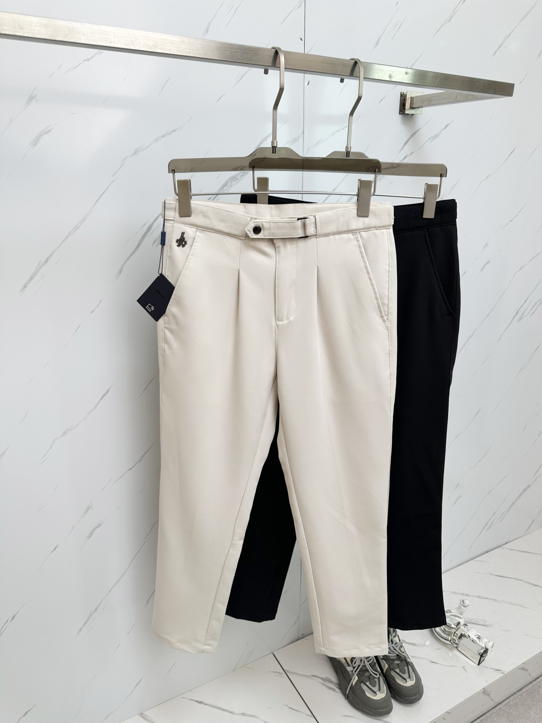 NO:471240,PRADA's new spring and summer 2025 men's 9-point casual pants, classic and fashionable and versatile casual pants for men! Trading company channels are rare, and it is the leading official website for sale! An indispensable versatile product in the wardrobe, convenient and comfortable to wear and very easy to match with fashionable styles! This casual pants are carefully selected and provided by customers for high-quality pure linen material, with excellent comfort and breathability, and it feels skin-friendly and comfortable to wear. How high is the texture of the fabric? You will know immediately when you get the actual product. It can definitely be called an excellent product for unlimited repurchase! The back bag hardware logo logo is the most recognizable classic element. The custom YKK metal zipper is provided by the customer. The trousers are meticulous and smoothly lined inside the trousers, and the details are more exquisite. It shows the excellent craftsmanship and is enough to allow quality controls to take away with them with their eyes closed! The basic regular straight-tube cut has no restrictions on body shape. The invincible versatile color combination easily challenges any top, perfectly combining business and casual style outfits! Size 29-38, prada, alexander wang19860909PRADA 2025春夏新款男士9分休闲裤,男士经典时尚百搭休闲西裤!贸易公司渠道稀出,领先官网发售!衣橱里不可或缺的百搭臻品,穿着便捷舒适又非常极易搭配时尚造型!此款休闲西裤用心甄选客供优质纯亚麻材质而成,舒适性与透气性兼优,着穿触感亲肤舒适,面料的质感有多高级,实物到手你立刻便知,绝对可以称为无限回购的绝佳臻品！后袋五金logo标识,都是最具辦识度的经典元素,门襟客供定制YKK金属拉链,裤身内里缜密平顺的走线,细节方面更为考究,极好的彰显了出色工艺,足以让品控们闭眼收走!基础常规的直筒版型裁剪,对于体型没有限制可言,无敌的百搭配色,轻松挑战任何上装,完美兼具商务与休闲风格穿搭!尺码29—38,,prada,alexander wang,Men's clothing