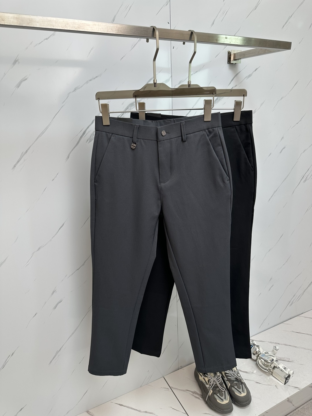 NO:471247,Jenia 2025 spring and summer new men's 9-point casual pants, classic and fashionable and versatile casual pants for men! Trading company channels are rare, and it is on sale on the leading official website! An indispensable versatile product in the wardrobe, convenient and comfortable to wear and very easy to match with fashionable styles! This casual pants are carefully selected and provided by customers for high-quality pure linen material, which is both comfortable and breathable, and is comfortable to wear. The texture of the fabric is so high that it is, you will know immediately when you get the actual product. It can definitely be called an excellent product for unlimited repurchase! The back bag hardware logo logo is the most recognizable classic element. The custom YKK metal zipper is provided by the customer. The trousers are meticulous and smoothly lined inside the trousers, and the details are more exquisite. It shows the excellent craftsmanship and is enough to allow quality controls to take away with them with their eyes closed! The basic regular straight-fitting cut has no restrictions on body shape. The invincible versatile color combination easily challenges any top, perfectly combining business and casual style outfits! Size 29-38, zegna, alexander wang19860909杰尼亚 2025春夏新款男士9分休闲裤,男士经典时尚百搭休闲西裤!贸易公司渠道稀出,领先官网发售!衣橱里不可或缺的百搭臻品,穿着便捷舒适又非常极易搭配时尚造型!此款休闲西裤用心甄选客供优质纯亚麻材质而成,舒适性与透气性兼优,着穿触感亲肤舒适,面料的质感有多高级,实物到手你立刻便知,绝对可以称为无限回购的绝佳臻品！后袋五金logo标识,都是最具辦识度的经典元素,门襟客供定制YKK金属拉链,裤身内里缜密平顺的走线,细节方面更为考究,极好的彰显了出色工艺,足以让品控们闭眼收走!基础常规的直筒版型裁剪,对于体型没有限制可言,无敌的百搭配色,轻松挑战任何上装,完美兼具商务与休闲风格穿搭!尺码29—38,,zegna,alexander wang,Men's clothing