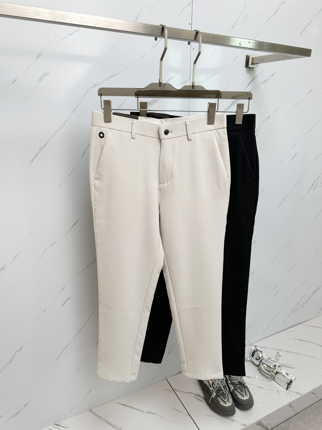 NO:471254,2025 spring and summer new men's 9-point casual pants, classic and fashionable and versatile casual pants for men! Trading company channels are rare, and the leading official website is available! An indispensable versatile product in the wardrobe, convenient and comfortable to wear and very easy to match with fashionable styles! This casual pants are carefully selected and supplied by customers, and are both comfortable and breathable. They are comfortable to wear. They are comfortable to wear. How high-end the texture of the fabric is, you will know immediately when you get the actual product. It can definitely be called an excellent product for unlimited repurchase! The back bag hardware logo logo is the most recognizable classic element. The custom YKK metal zipper is provided by the customer. The trousers are meticulous and smoothly lined inside the trousers, and the details are more exquisite. It shows the excellent craftsmanship and is enough to allow quality controls to take away with them with their eyes closed! The basic regular straight-tube cut has no restrictions on body shape. The invincible versatile color combination easily challenges any top, perfectly combining business and casual style outfits! Size 29-38, alexander wang198609092025春夏新款男士9分休闲裤,男士经典时尚百搭休闲西裤!贸易公司渠道稀出,领先官网发售!衣橱里不可或缺的百搭臻品,穿着便捷舒适又非常极易搭配时尚造型!此款休闲西裤用心甄选客供优质纯亚麻材质而成,舒适性与透气性兼优,着穿触感亲肤舒适,面料的质感有多高级,实物到手你立刻便知,绝对可以称为无限回购的绝佳臻品！后袋五金logo标识,都是最具辦识度的经典元素,门襟客供定制YKK金属拉链,裤身内里缜密平顺的走线,细节方面更为考究,极好的彰显了出色工艺,足以让品控们闭眼收走!基础常规的直筒版型裁剪,对于体型没有限制可言,无敌的百搭配色,轻松挑战任何上装,完美兼具商务与休闲风格穿搭!尺码29—38,,alexander wang,Men's clothing