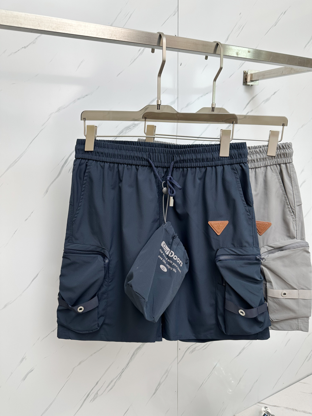 NO:448312,New spring and summer styles, couple shorts, high-version original custom top-grade fabric, the same high-density fabric as internet celebrities, the customization is very high-end and stylish!  The fabric feels very comfortable and a super versatile and beautiful shorts!  !  Complete three standards, same style for men and women, essential models for human hands Size M-2XL, shorts, alexander wang19860909春夏新款提 情侣款短裤高版本 原版定制顶级面料,网红明星同款高密度面料,定制很高档、很有范儿！面料手感非常舒服 超级百搭好看的一款短裤！！三标齐全 男女同款 人手必备款 尺码M-2XL,,shorts,alexander wang,Men's clothing