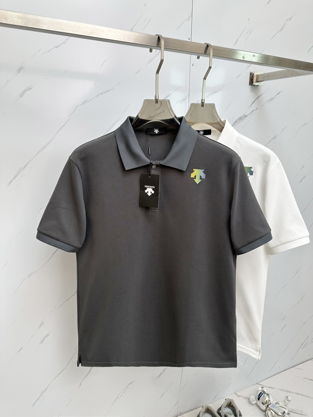 NO:450257,The latest and most top version of Polo shirt short sleeves, the best quality. Jade silk top production process imported fabrics, unique design of the counter model, imported high-end custom imported feel first-class!  !  Code number M-3XL, T-shirt,alexander wang19860909最新最顶级版本Polo衫短袖,最顶级的品质.玉蚕丝 顶级制作工艺进口面料,专柜款独特设计,采用进口高端订制进口手感一流！！码数M—3XL,,T-shirt,alexander wang,Men's clothing