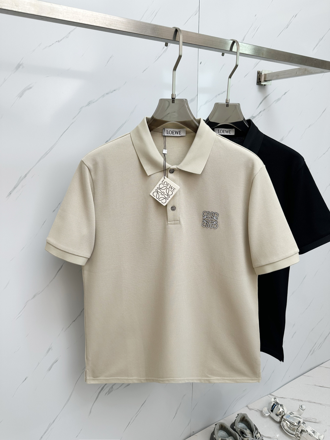 NO:482852,LOEWE's latest and most top version of Polo shirt short sleeves, the best quality. Jade silk has the best production process imported fabrics, unique design of the counter model, and imported high-end custom imported feel first-class!  !  Code number M-3XL, loewe, T-shirt, alexander wang19860909LOEWE 最新最顶级版本Polo衫短袖,最顶级的品质.玉蚕丝 顶级制作工艺进口面料,专柜款独特设计,采用进口高端订制进口手感一流！！码数M—3XL,,loewe,T-shirt,alexander wang,Men's clothing