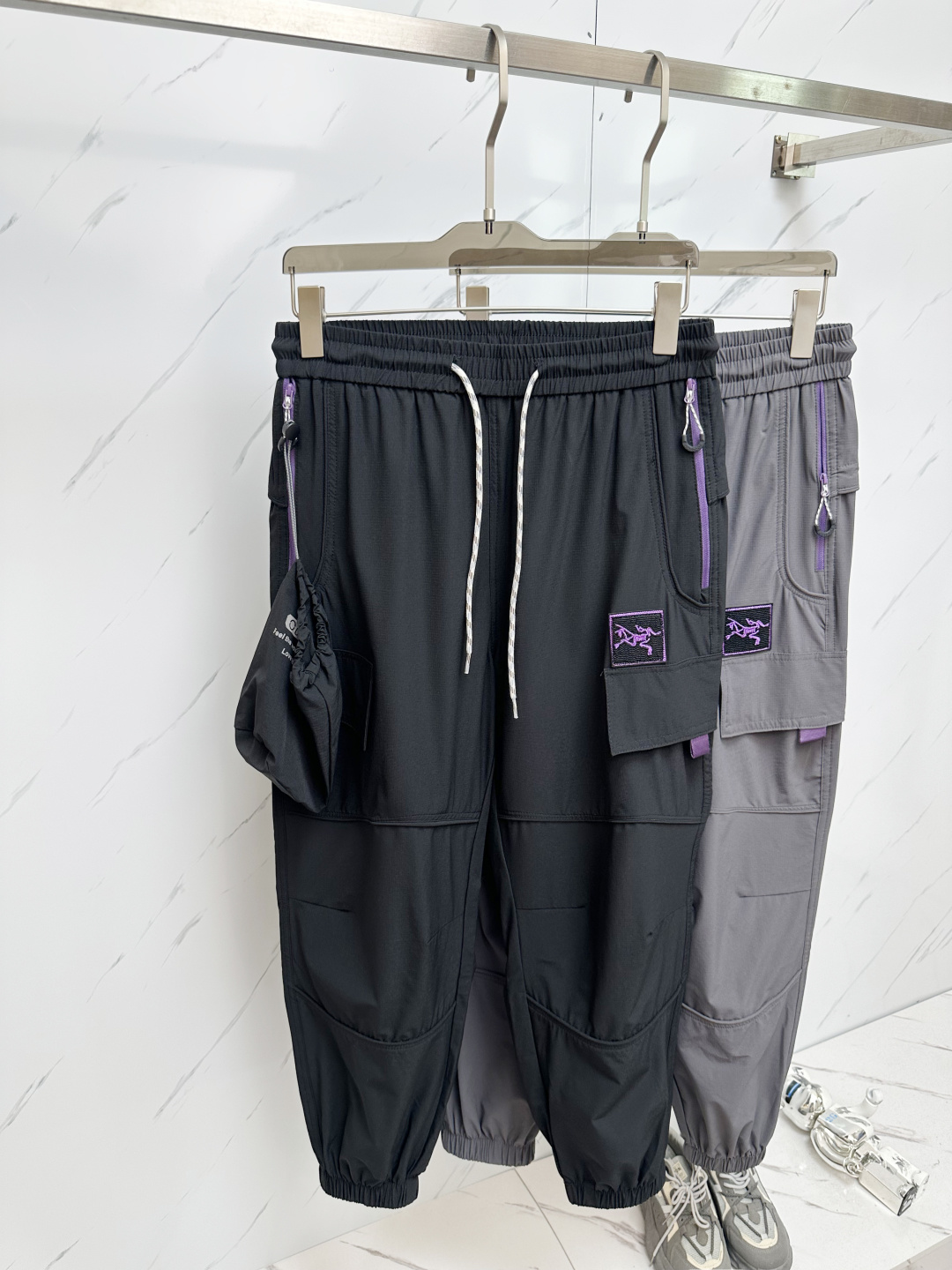 NO:452069,Archaeopteryx, the latest casual pants in the counter, the same fabric as the counter, the style is fashionable and generous, the hips are lifted to make you look slim, there is no tightness, and the imported fabric is made of the counter. The upper body is very comfortable, but the upper body is so comfortable, a pair of pants for trendy men. Size: M-2XL, arc'teryx, alexander wang19860909始祖鸟 专柜最新品休闲裤 专柜同款面料,版型时尚大方,提臀显瘦,毫无紧绷感,采用专柜进口面料 上身舒适效果极佳,上身却是如此舒服,潮男必不可少的一款裤子 码数:M-2XL,arc'teryx,alexander wang,Men's clothing