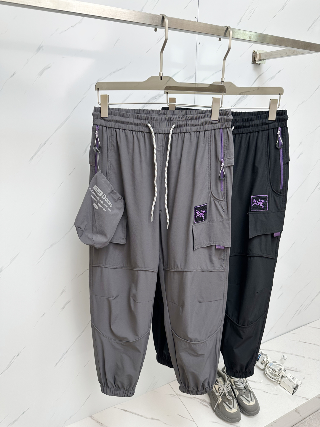 NO:482834,Archaeopteryx, the latest casual pants in the counter, the same fabric as the counter, the style is fashionable and generous, the hips are lifted to make you look slim, there is no tightness, and the imported fabric is made of the counter. The upper body is very comfortable, but the upper body is so comfortable, a pair of pants for trendy men. Size: M-2XL, arc'teryx, alexander wang19860909始祖鸟 专柜最新品休闲裤 专柜同款面料,版型时尚大方,提臀显瘦,毫无紧绷感,采用专柜进口面料 上身舒适效果极佳,上身却是如此舒服,潮男必不可少的一款裤子 码数:M-2XL,arc'teryx,alexander wang,Men's clothing